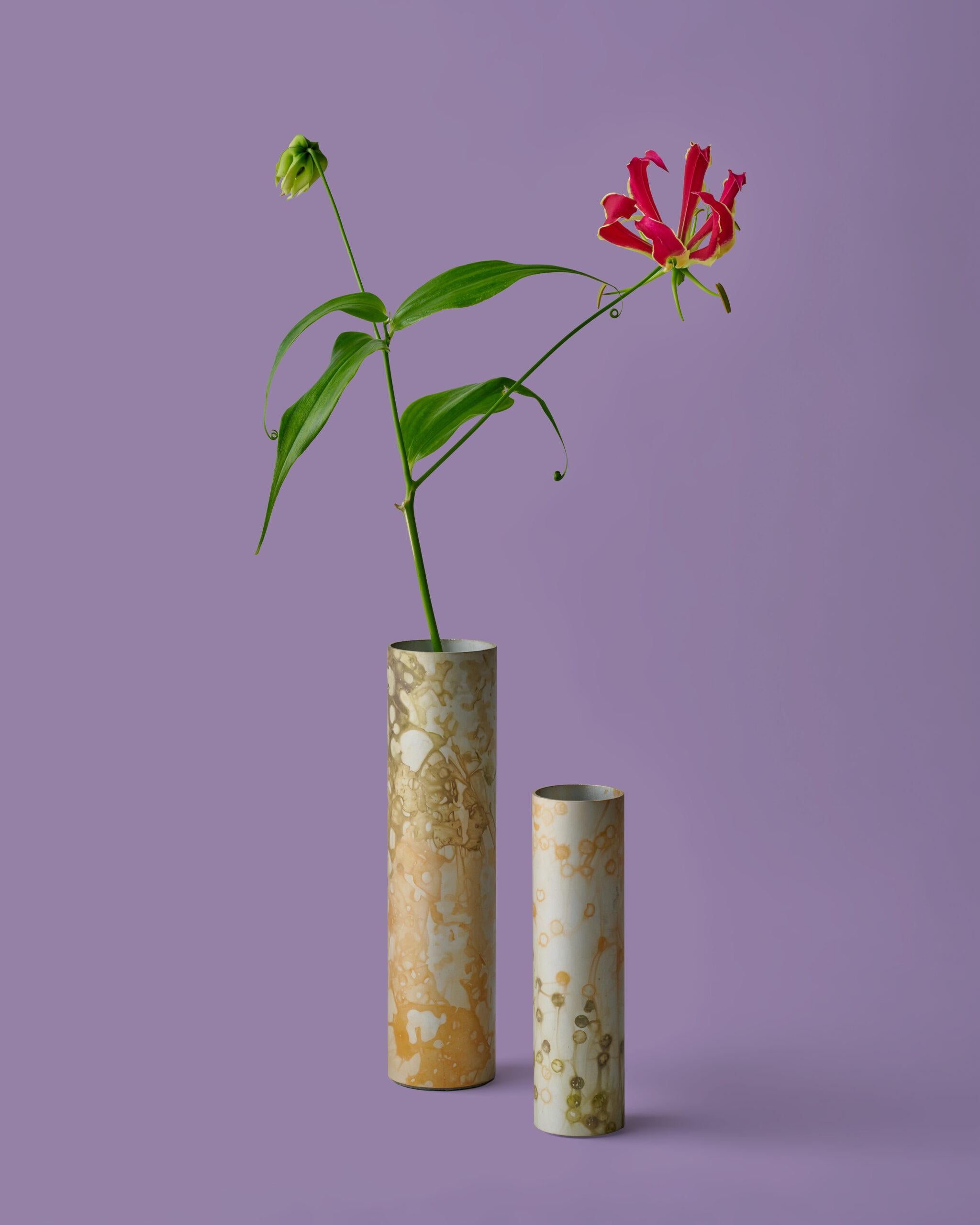 Européen Petit vase en cambium Aluminium anodisé teinté dans la masse par Studio Loop Loop en vente