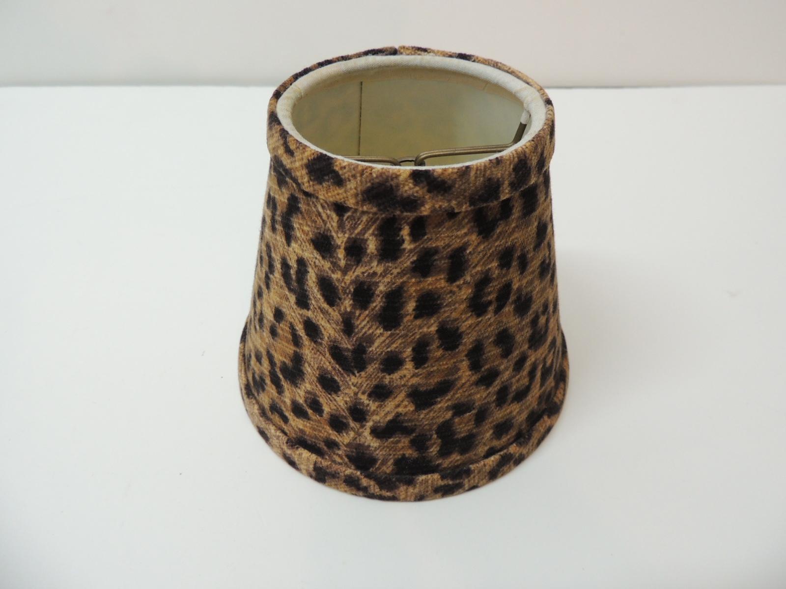 Small candelabra leopard cotton fabric woven lamp shade and self welt.
Small brass clip-on shade.
Ideal for single table lamp, sconce.
Size: 5” W at bottom x 4.5” H x 3” top.