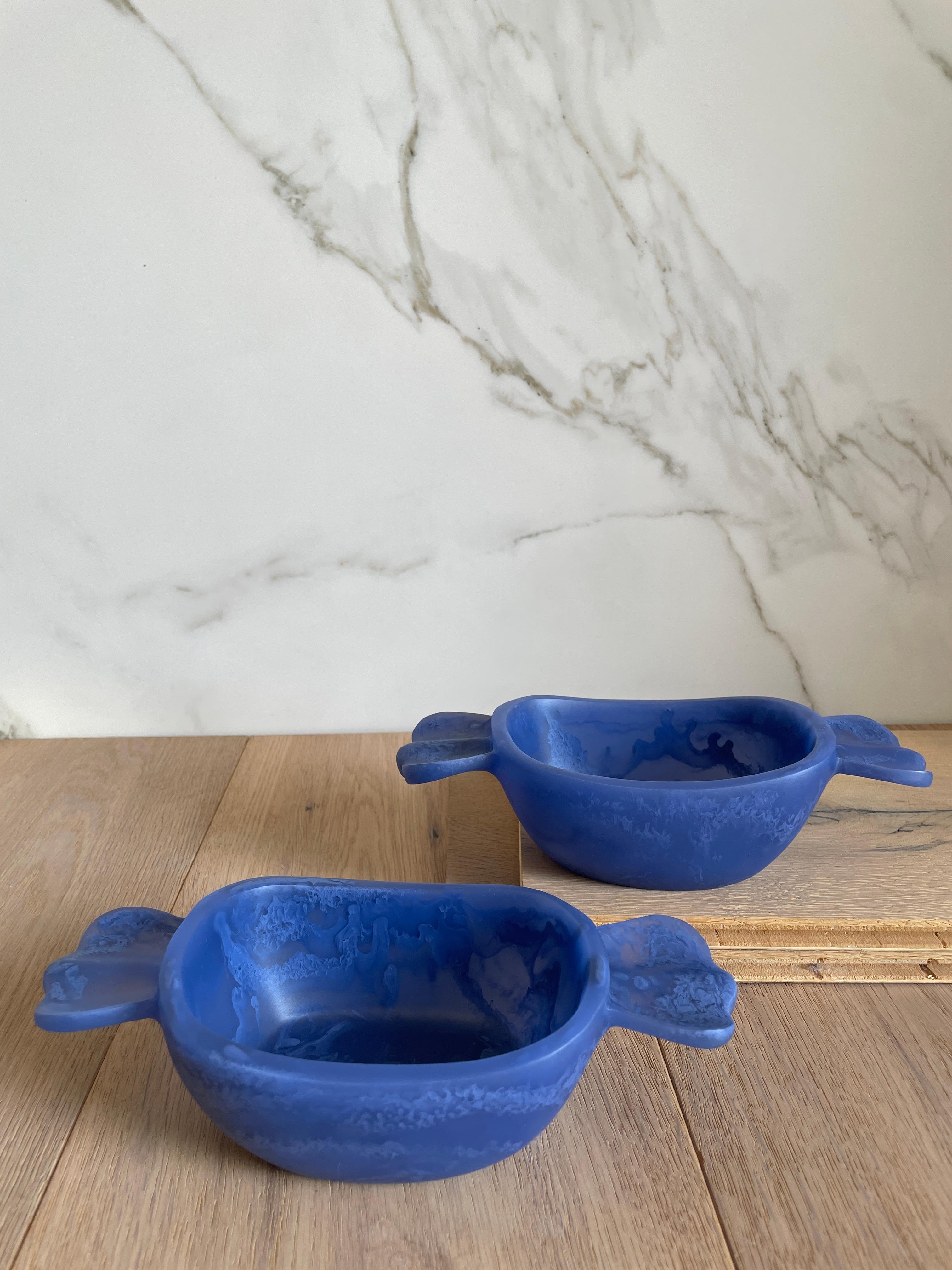 La nostra ciotola per caramelle è realizzata a mano in resina blu traslucida con texture marmorizzata in blu. È simpatico e divertente e rappresenta un pezzo forte che può essere utilizzato per servire le tue caramelle preferite o come accento