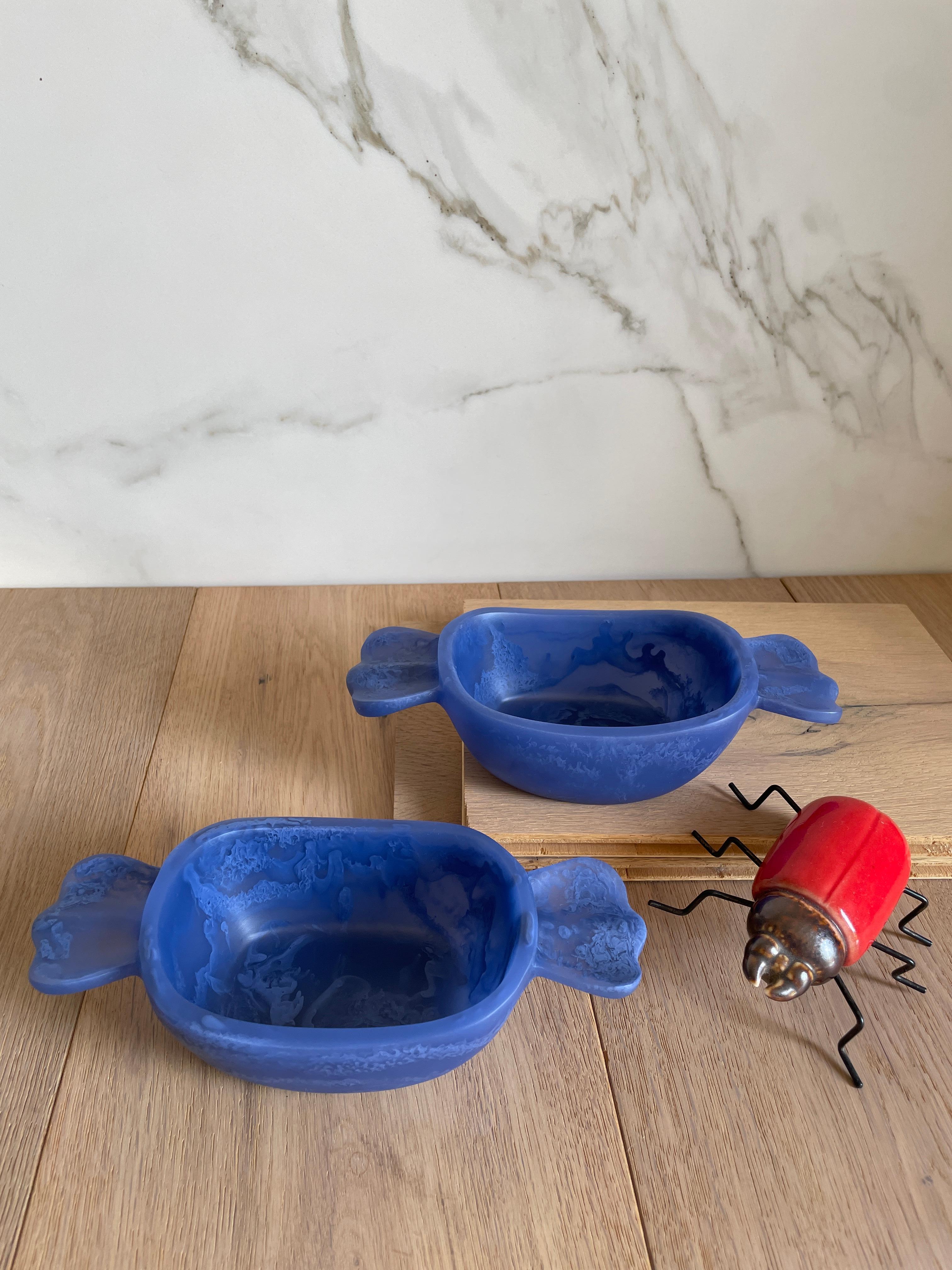 Moderno Ciotola per caramelle piccola in resina blu di Paola Valle in vendita