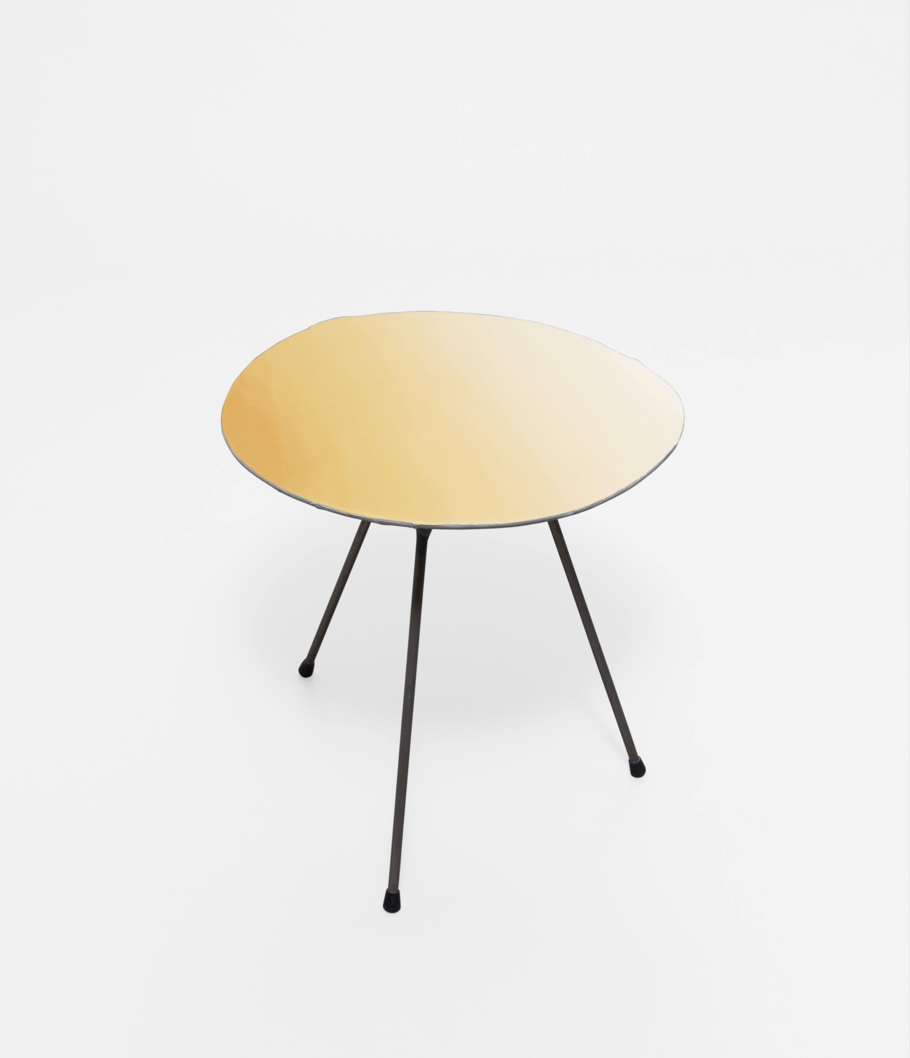 Kleiner Tisch aus Segeltuch von Philipp Aduatz im Zustand „Neu“ im Angebot in Geneve, CH