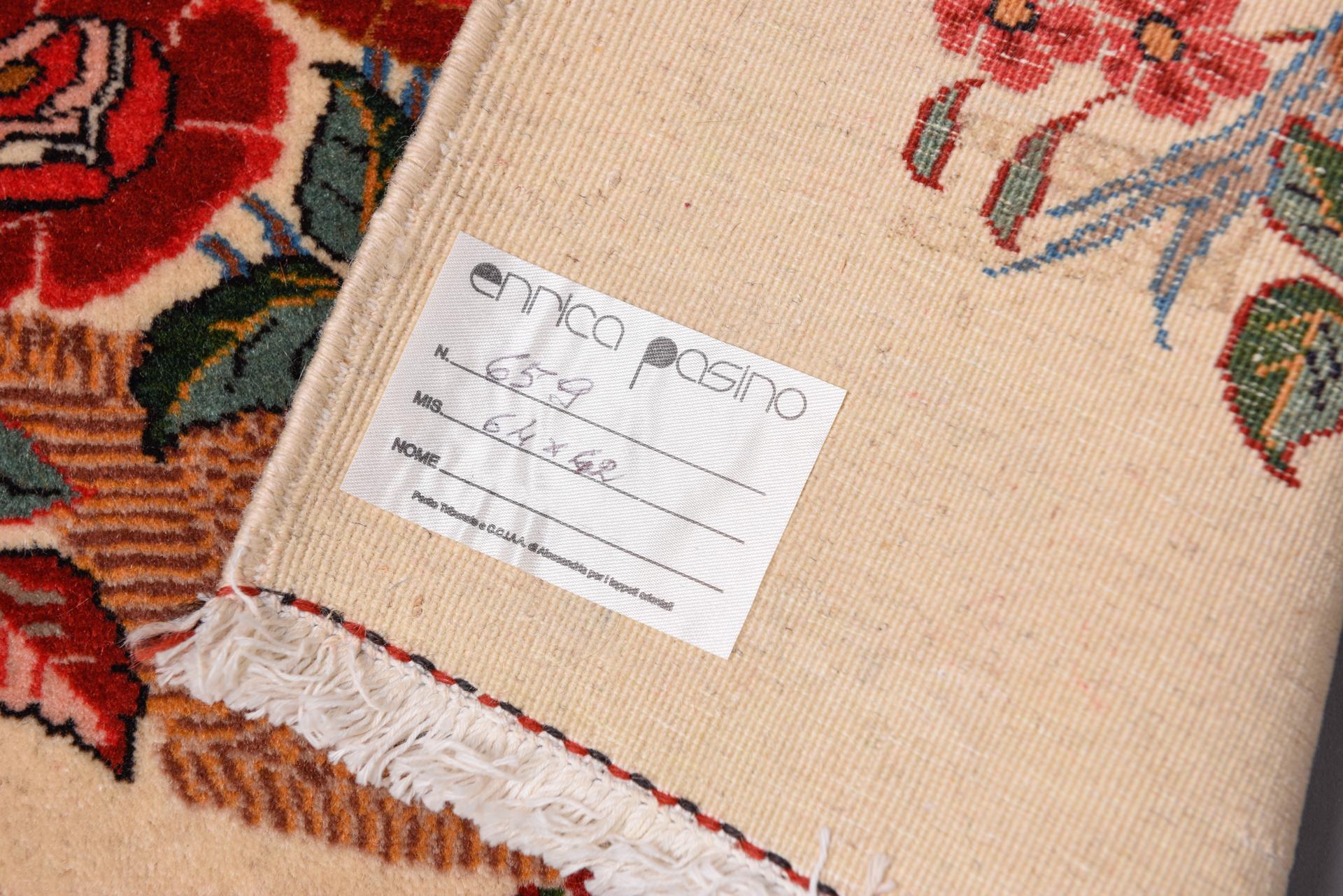 Petit tapis de grande qualité, avec des fleurs et des oiseaux : comme un tableau ! Il avait été tissé juste pour cela : être suspendu et admiré.
Ce serait un beau cadeau pour une femme.

réf. n° 659.