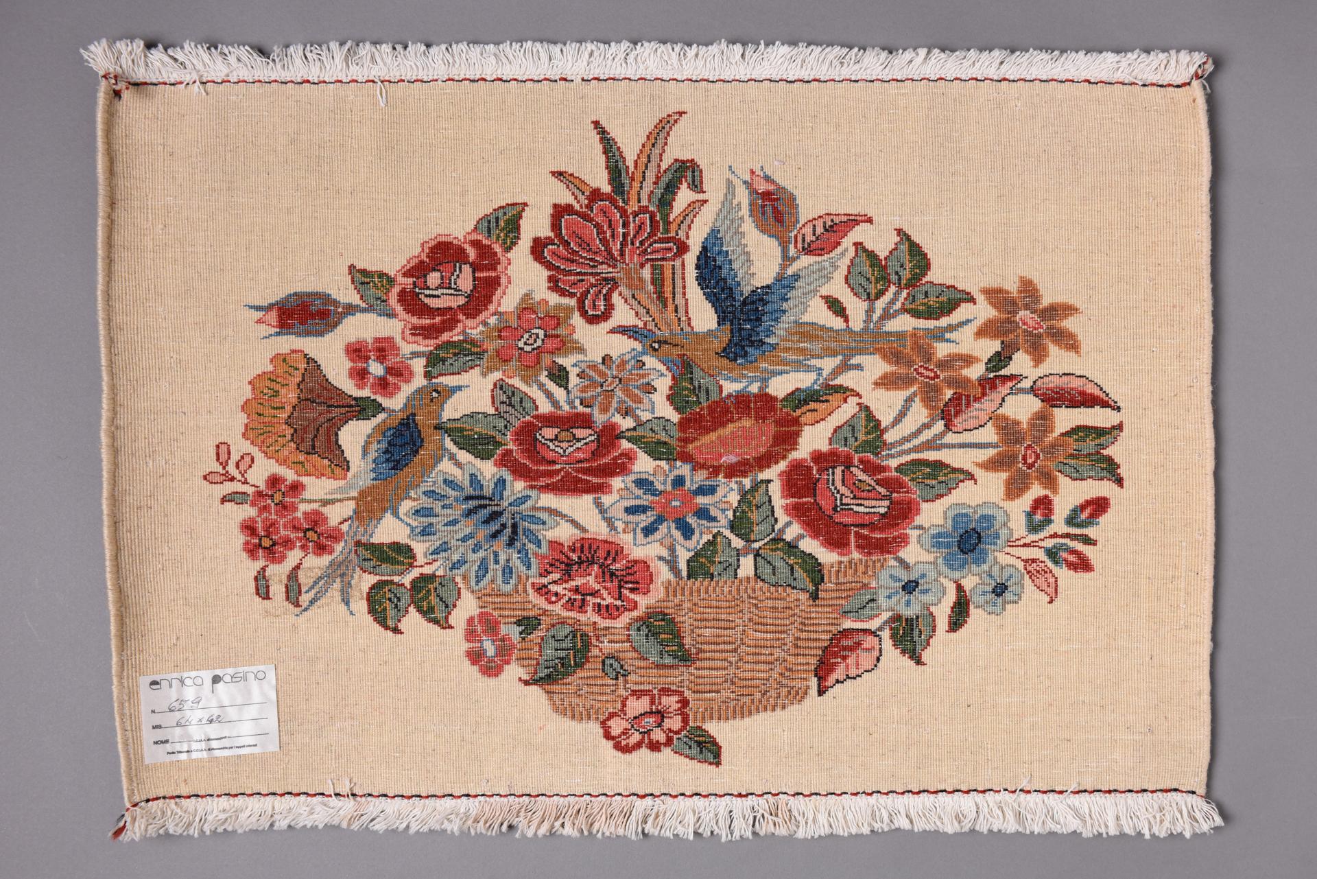 Autre Petit tapis avec fleurs en vente