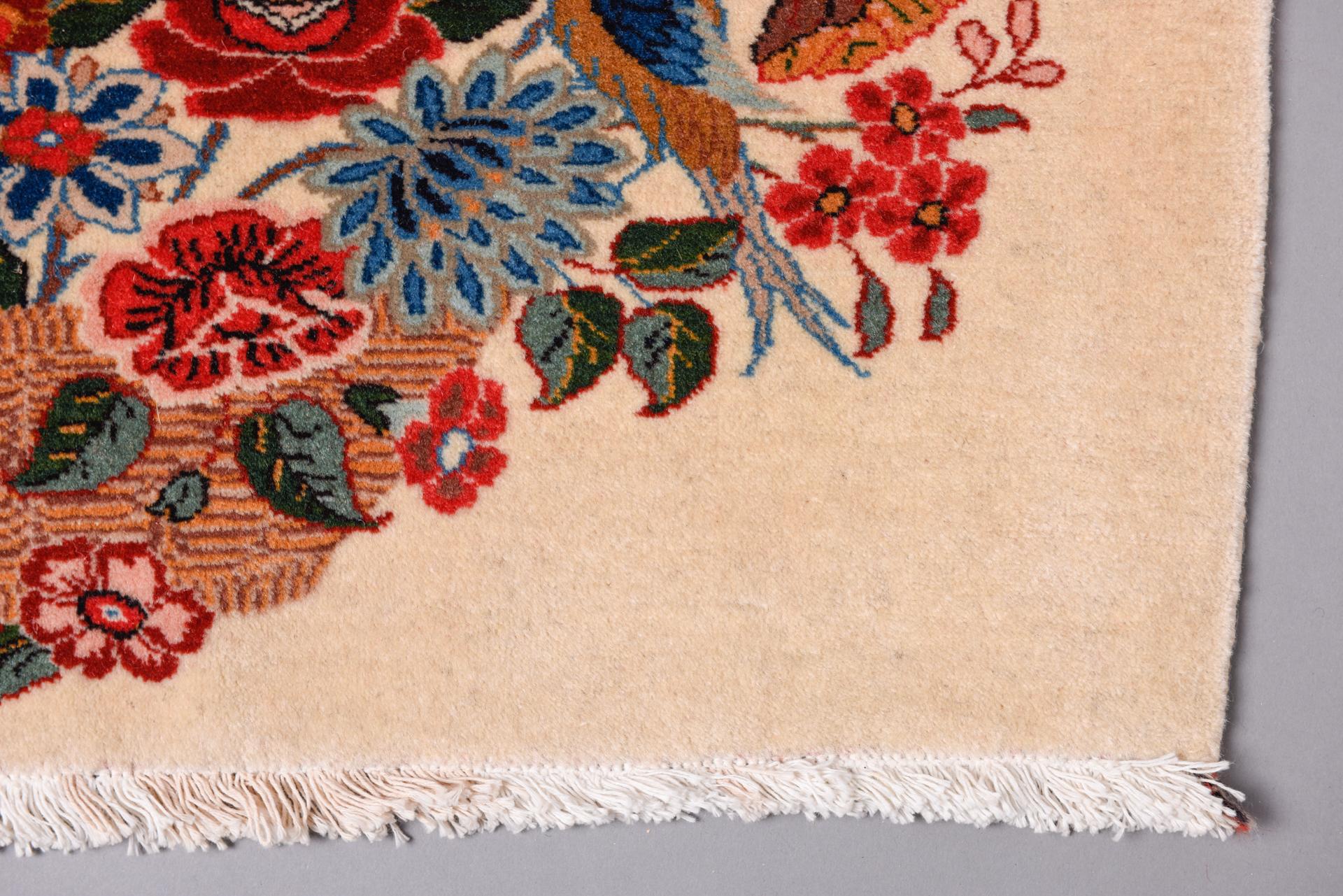 Centrasiatique Petit tapis avec fleurs en vente