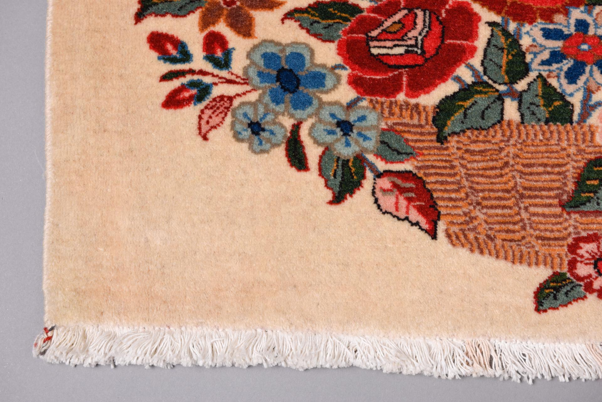 Noué à la main Petit tapis avec fleurs en vente