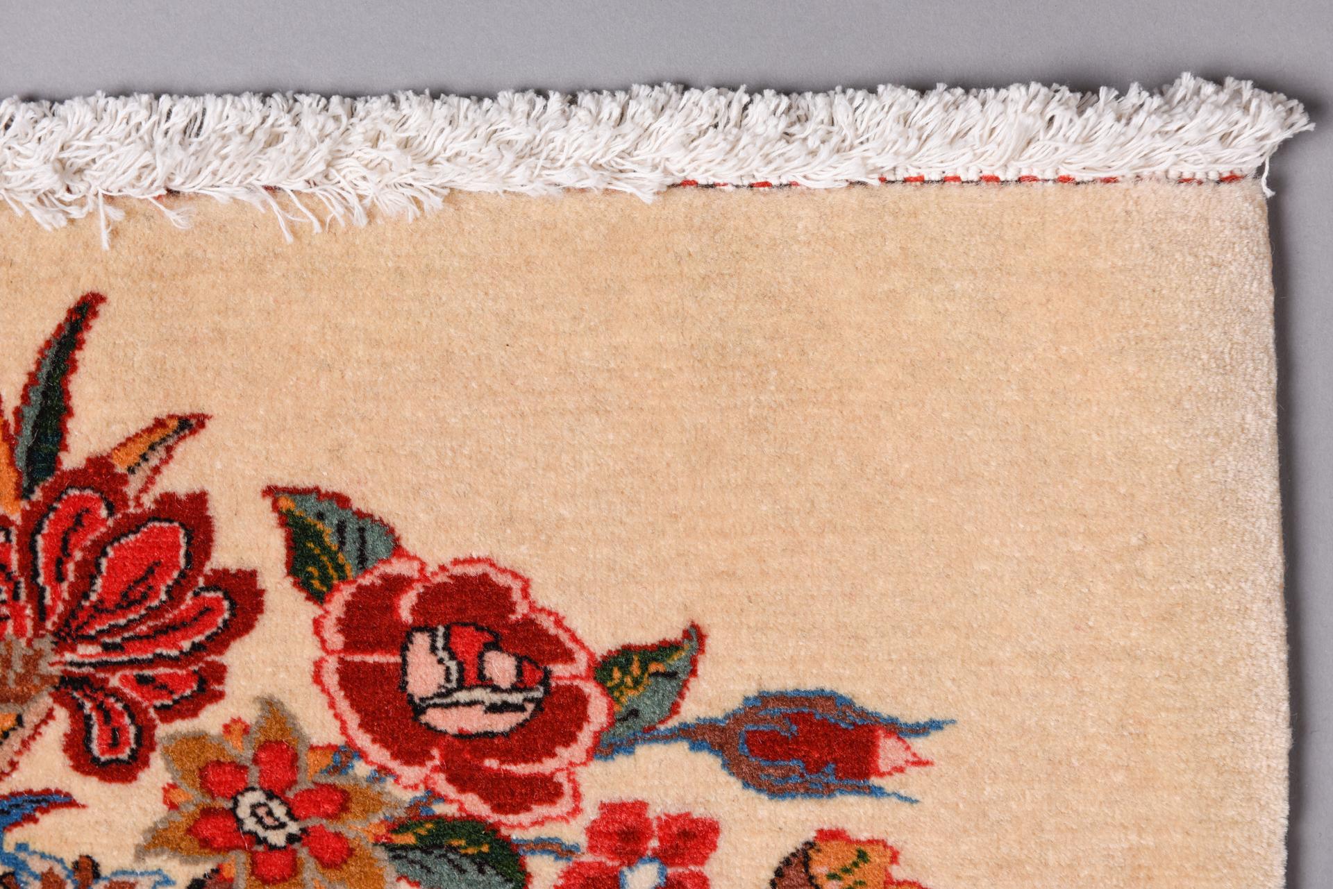 20ième siècle Petit tapis avec fleurs en vente