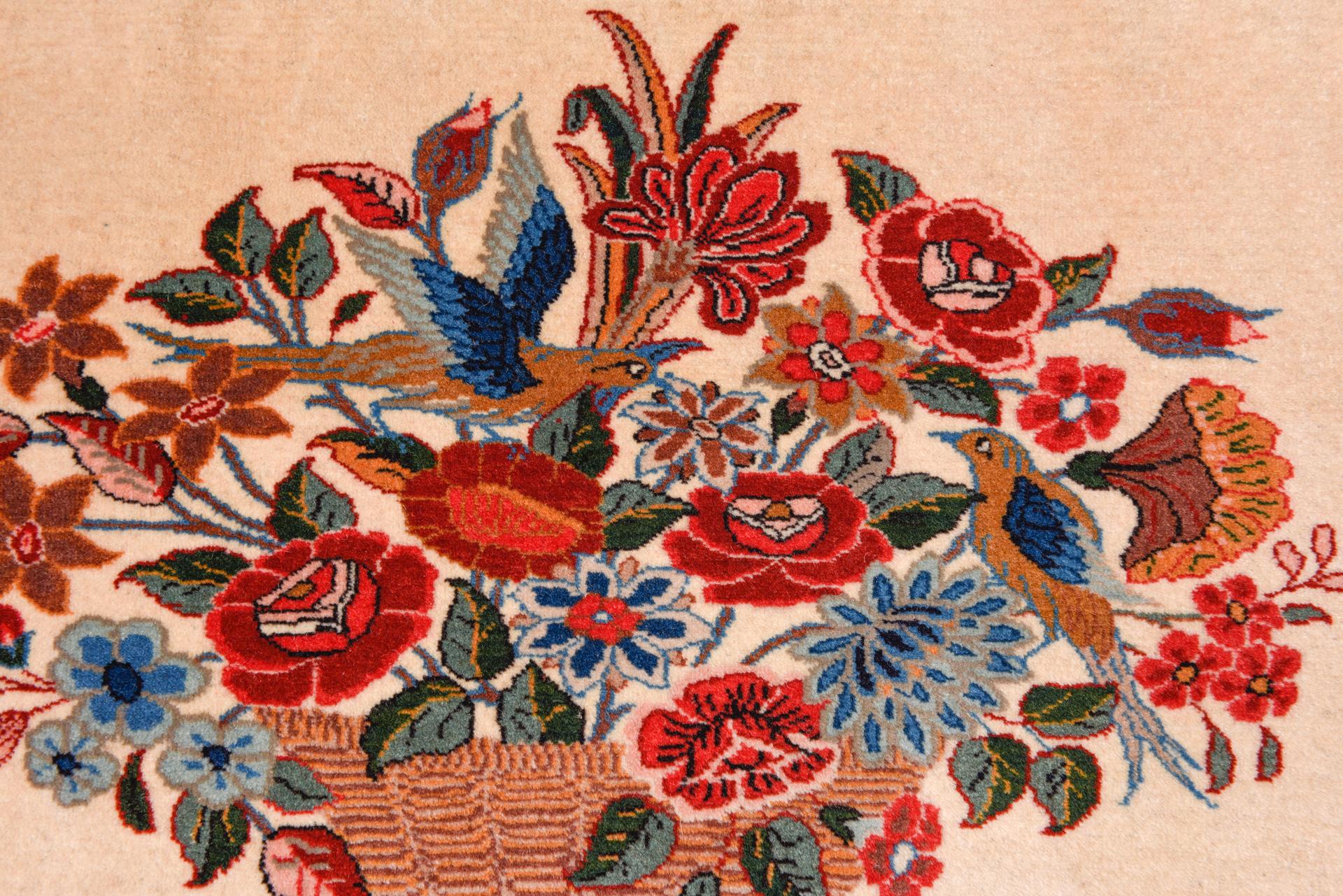 Petit tapis avec fleurs en vente 1