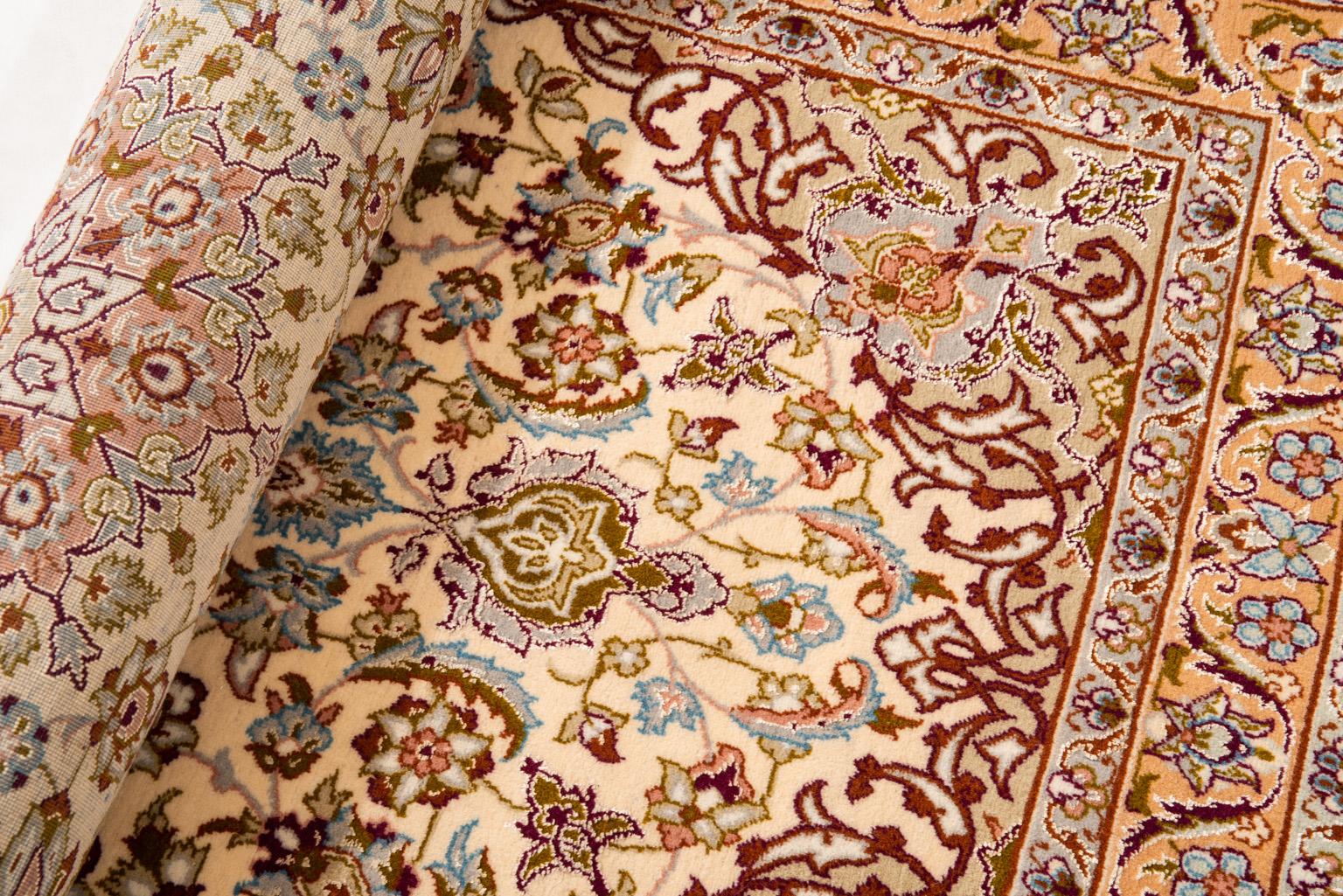 Small Carpet with Silk Warp For Sale 4