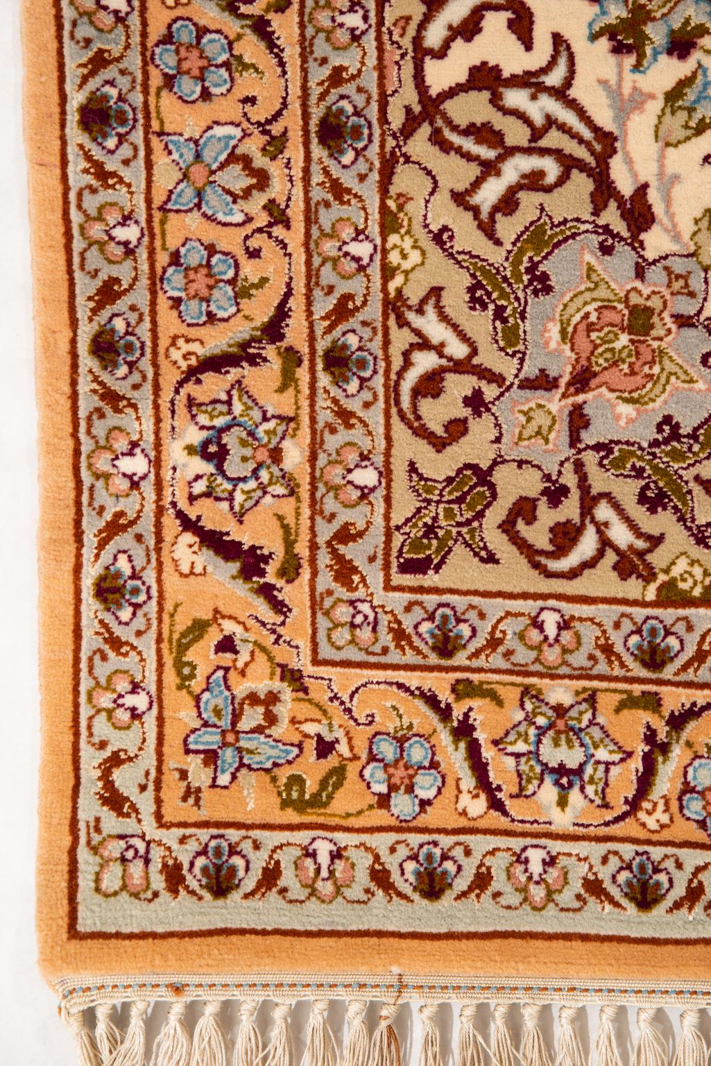 Small Carpet with Silk Warp In Excellent Condition For Sale In Alessandria, Piemonte