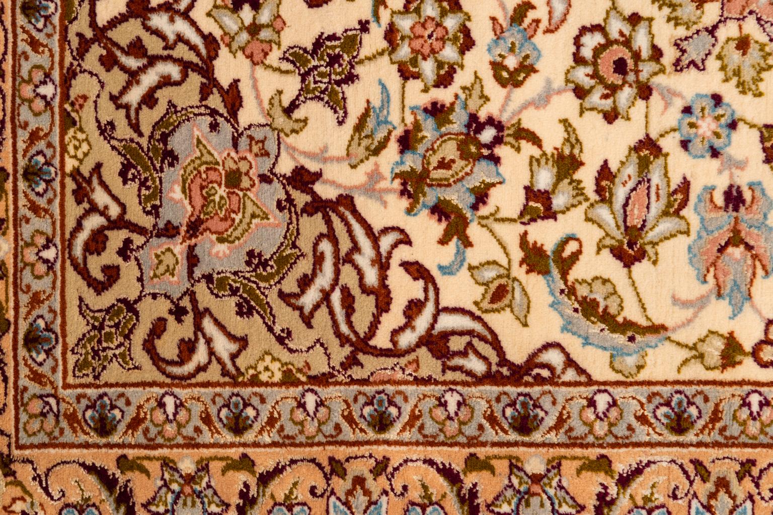 Small Carpet with Silk Warp For Sale 1