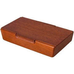 Kleine geschnitzte dänische moderne Teakholz-Box
