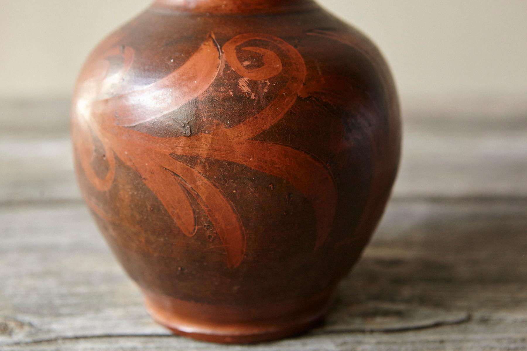 Piccolo vaso in terracotta intagliata con motivo floreale, anni '40 circa in vendita 2