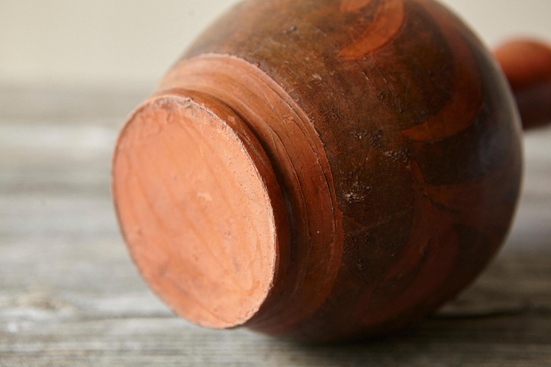 Piccolo vaso in terracotta intagliata con motivo floreale, anni '40 circa in vendita 3