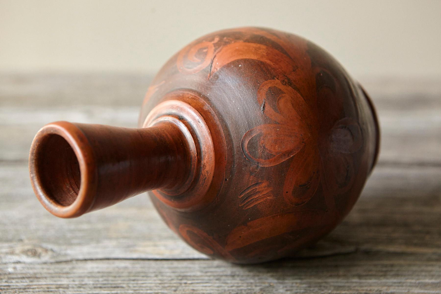 Piccolo vaso in terracotta intagliata con motivo floreale, anni '40 circa in vendita 4