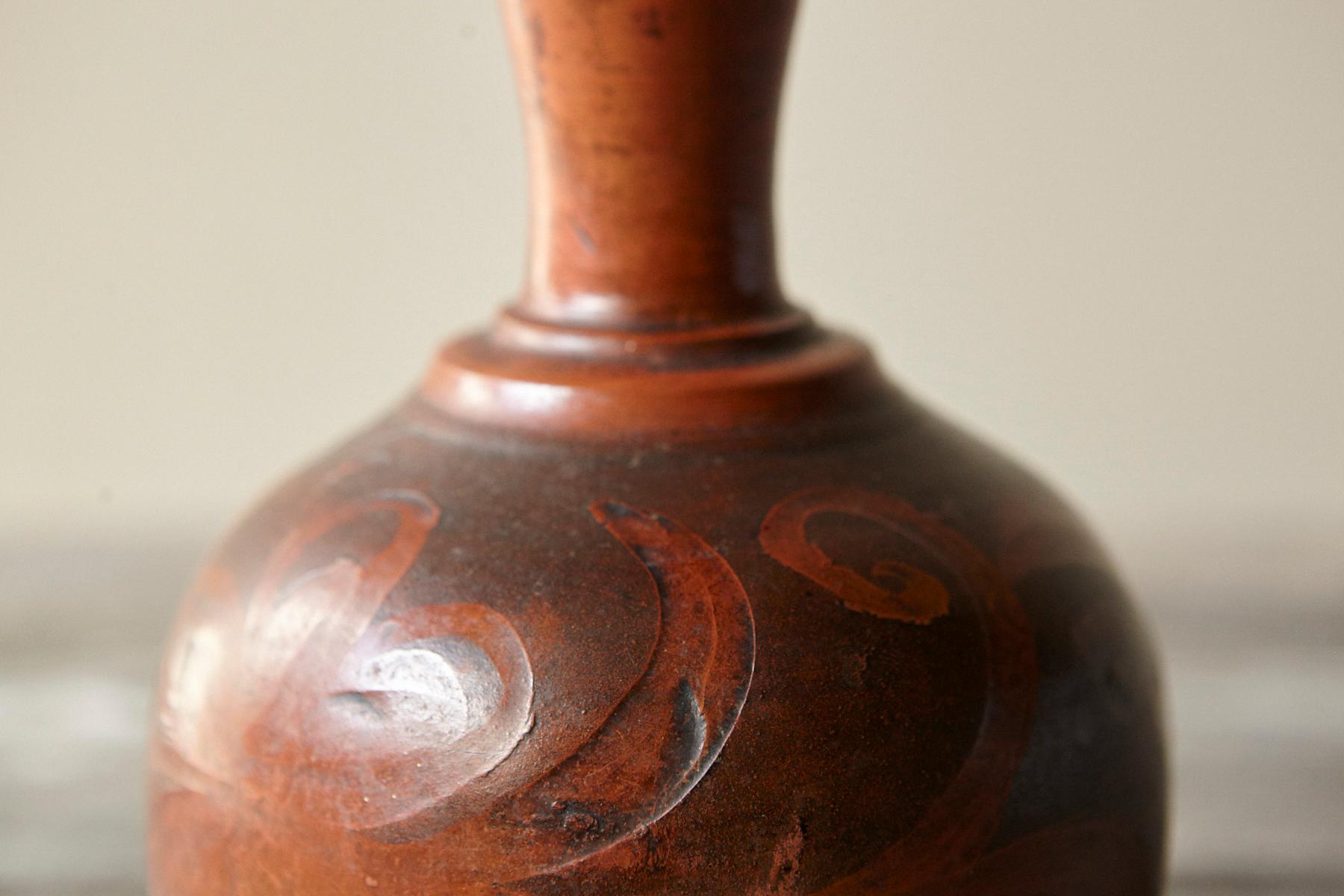 Piccolo vaso in terracotta intagliata con motivo floreale, anni '40 circa in vendita 5