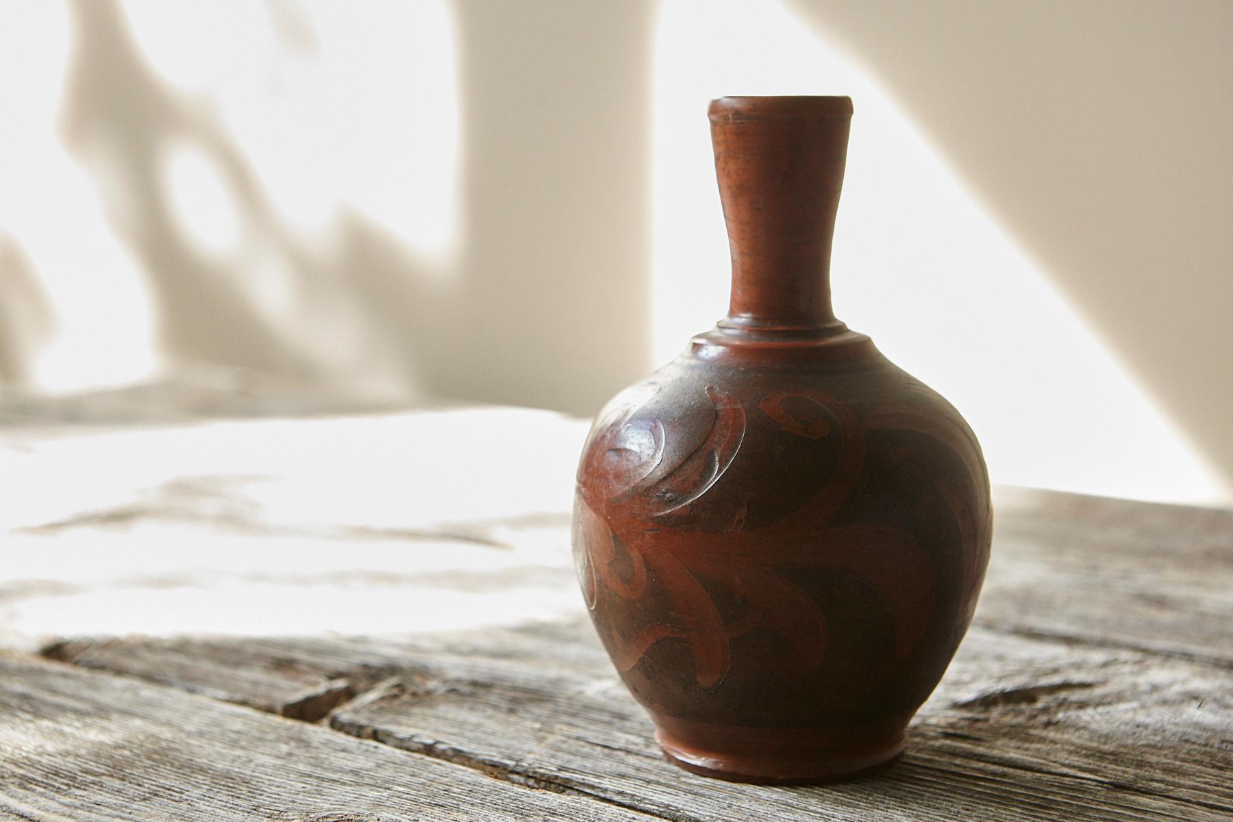 Piccolo vaso in terracotta intagliata con motivo floreale, anni '40 circa in vendita 6