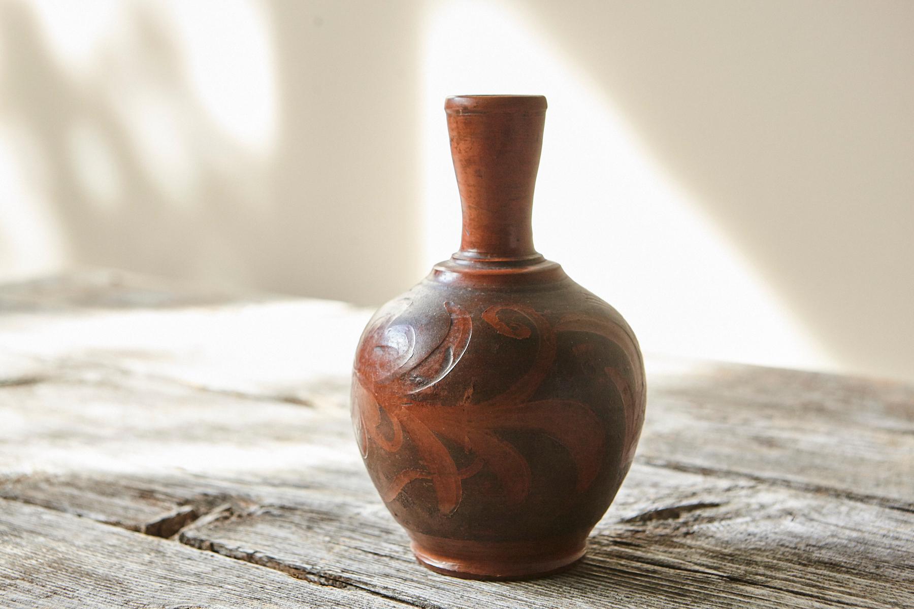 Piccolo vaso in terracotta intagliata con motivo floreale, anni '40 circa in vendita 7