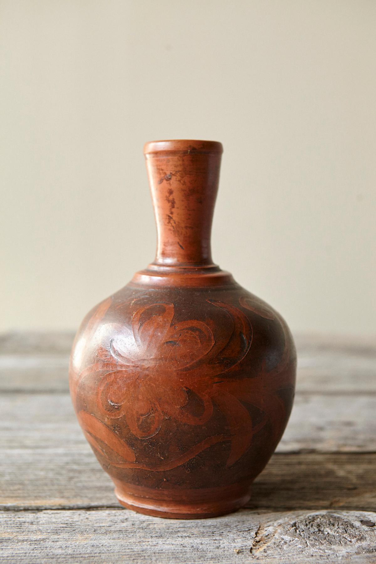 Arte popolare Piccolo vaso in terracotta intagliata con motivo floreale, anni '40 circa in vendita