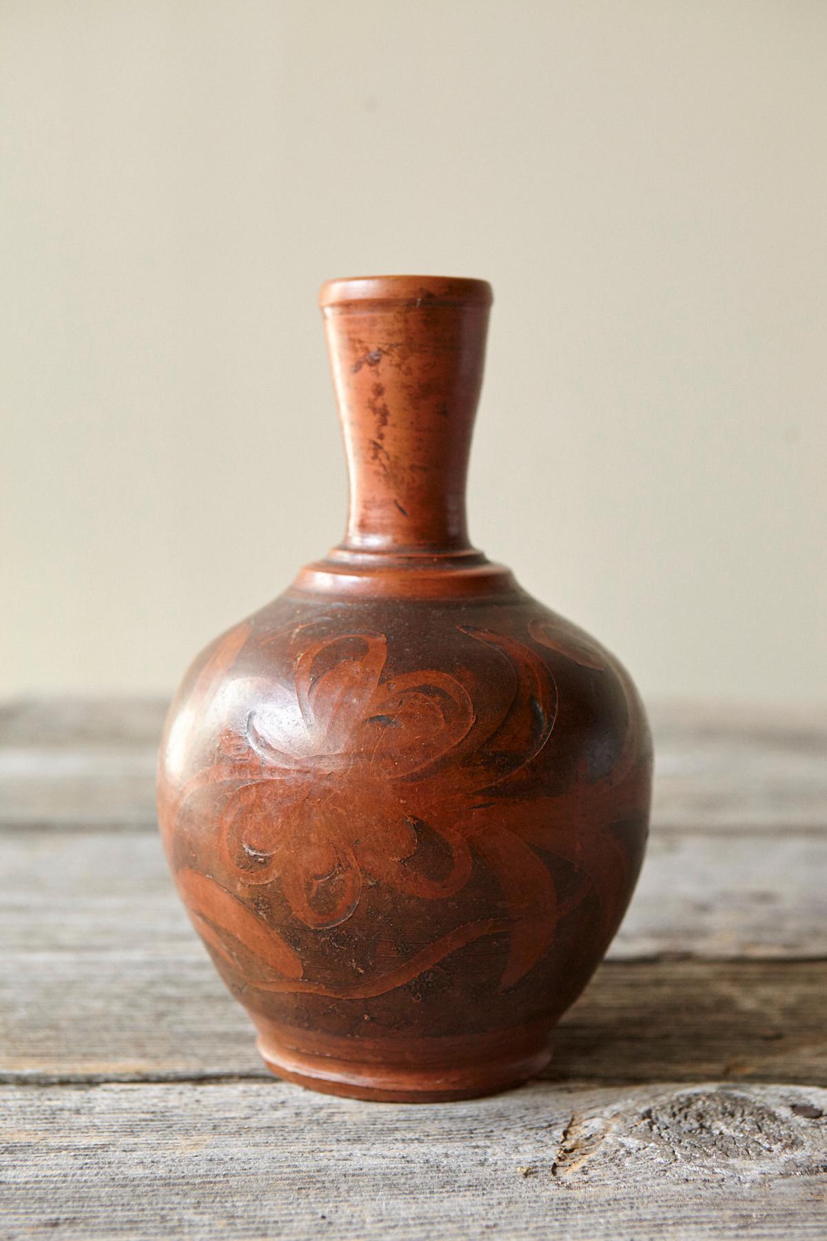 Francese Piccolo vaso in terracotta intagliata con motivo floreale, anni '40 circa in vendita