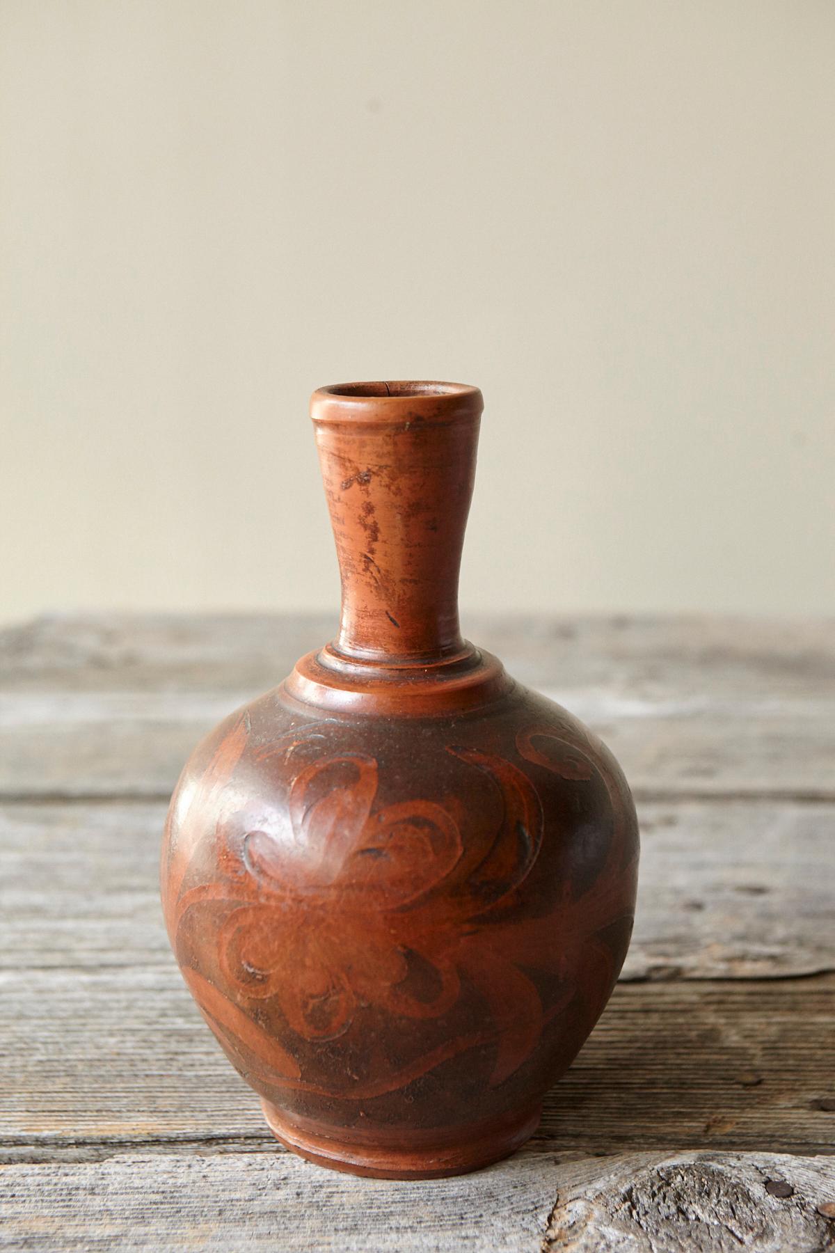 Smaltato Piccolo vaso in terracotta intagliata con motivo floreale, anni '40 circa in vendita