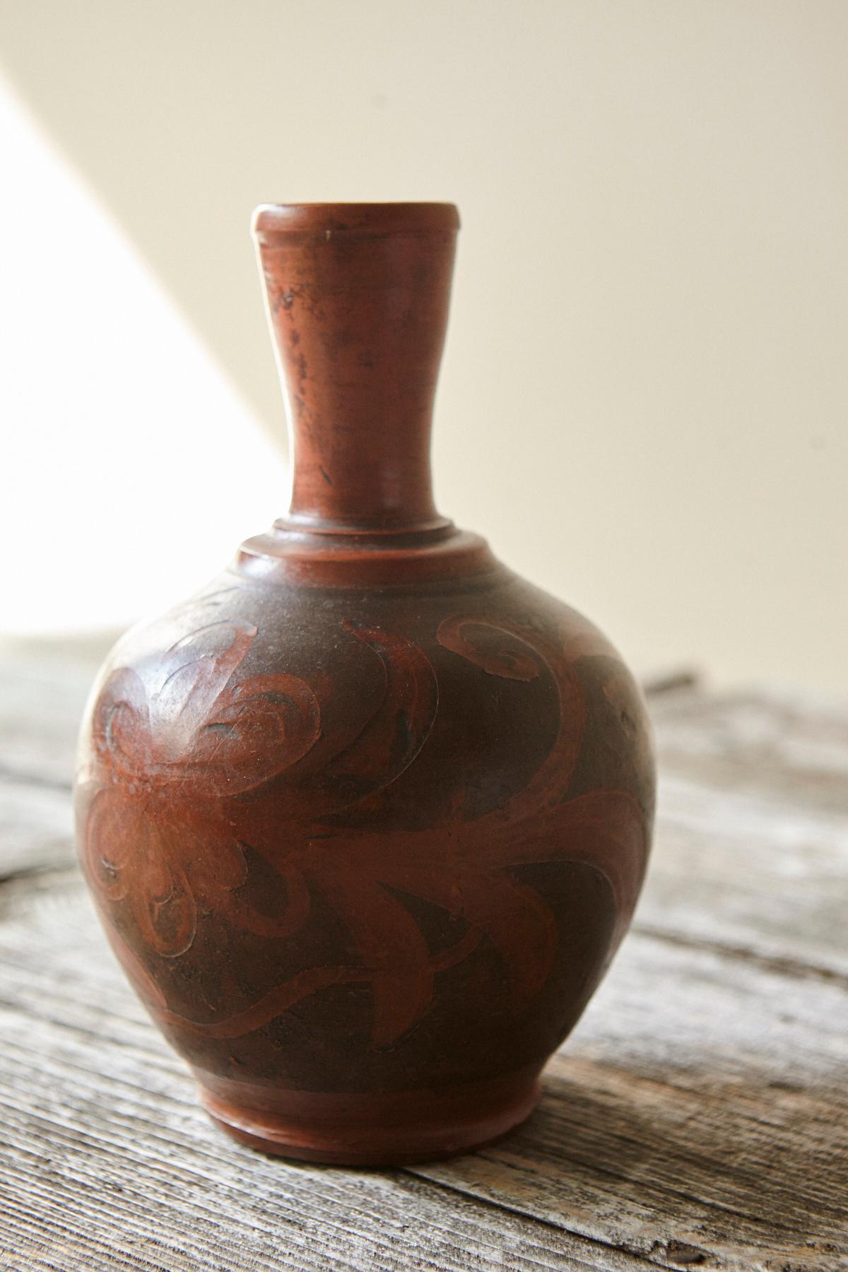 Piccolo vaso in terracotta intagliata con motivo floreale, anni '40 circa In condizioni buone in vendita a Aramits, Nouvelle-Aquitaine