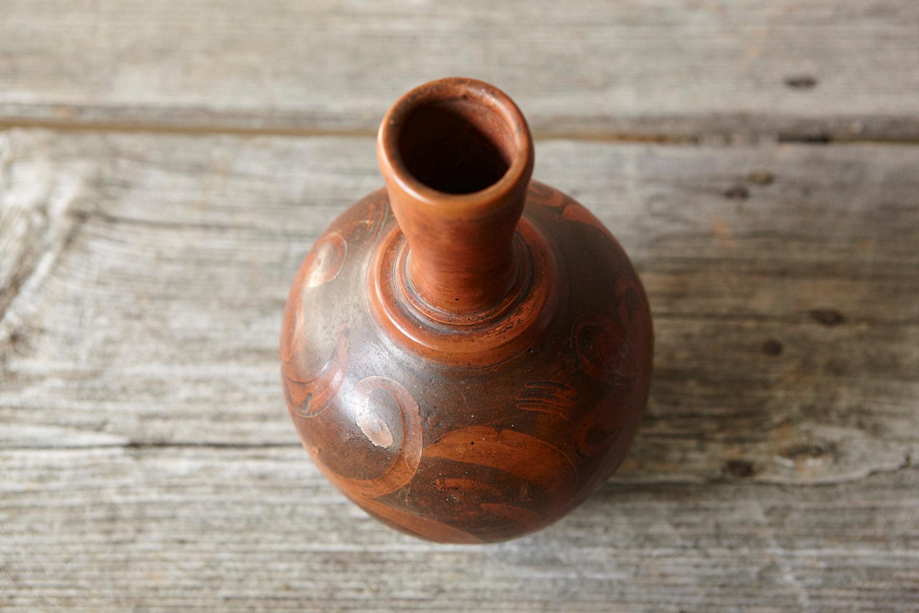 Metà XX secolo Piccolo vaso in terracotta intagliata con motivo floreale, anni '40 circa in vendita
