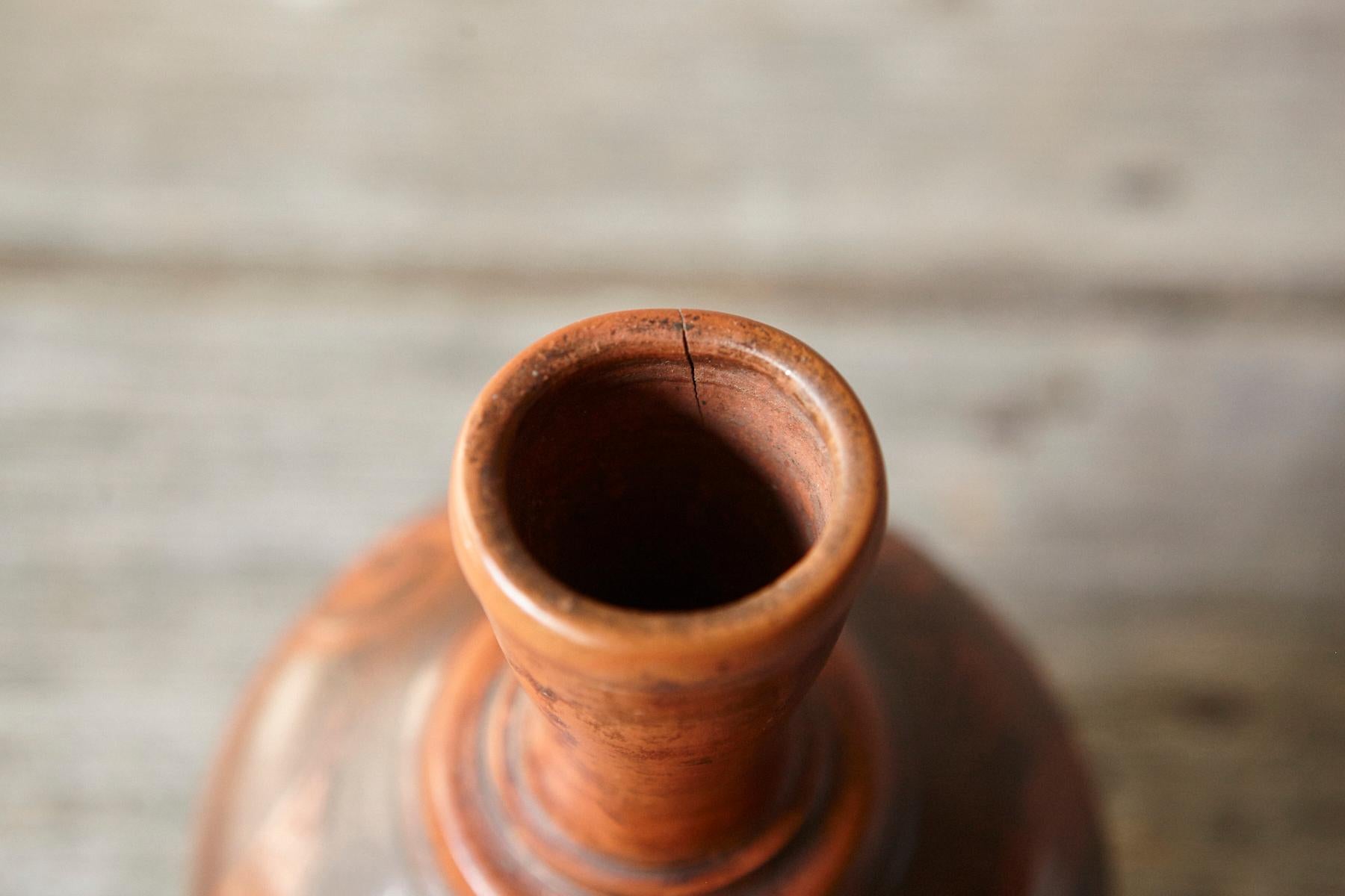 Ceramica Piccolo vaso in terracotta intagliata con motivo floreale, anni '40 circa in vendita