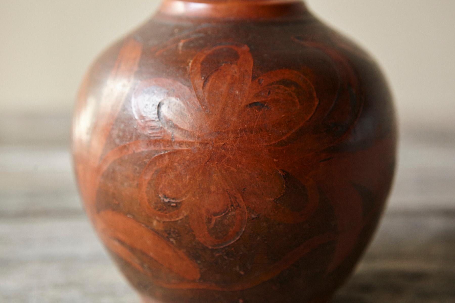 Piccolo vaso in terracotta intagliata con motivo floreale, anni '40 circa in vendita 1