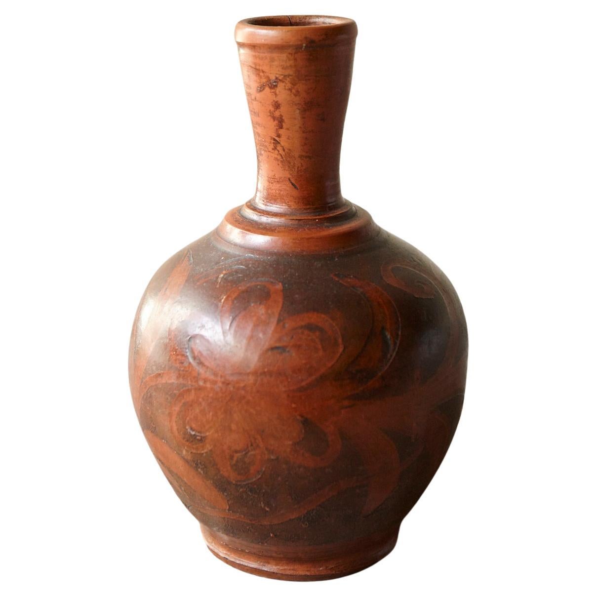 Piccolo vaso in terracotta intagliata con motivo floreale, anni '40 circa in vendita