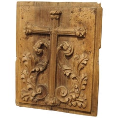 Petit panneau de tabernacle en bois fruitier sculpté de France:: vers 1700