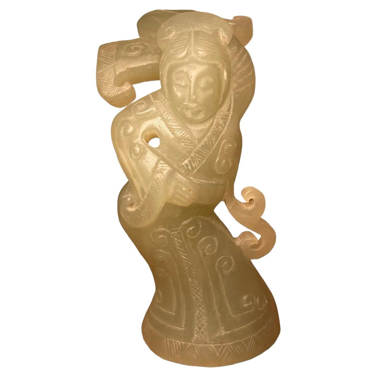 Petite figurine de femme en jade sculpté d'Asie de l'Est