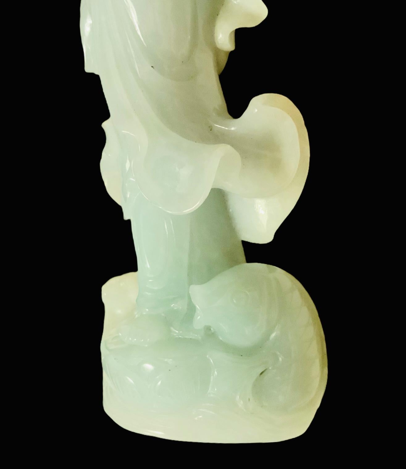 Petite sculpture en jade d'opaline lavande sculptée Guan Yin en vente 3
