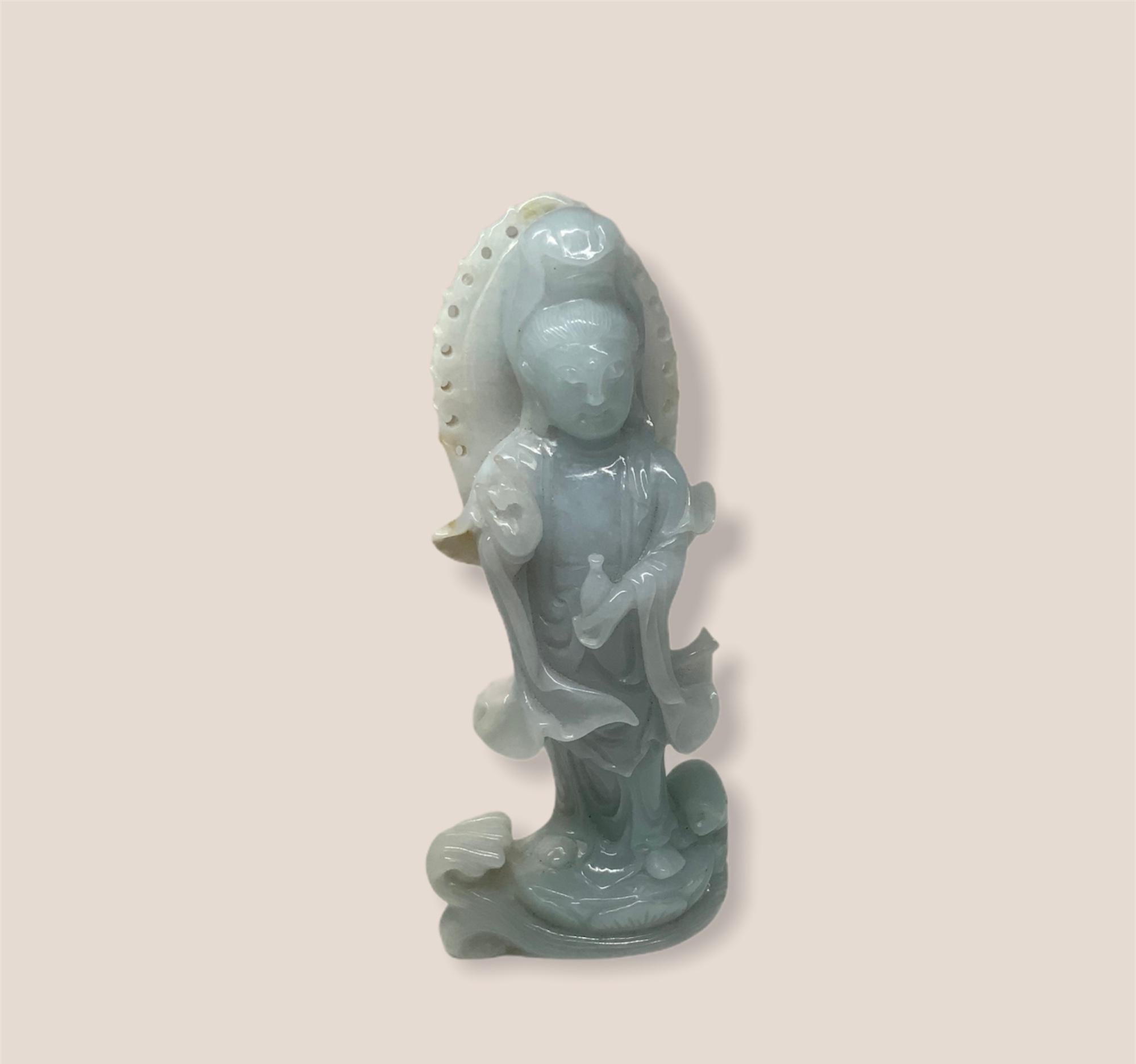 Chinois Petite sculpture en jade d'opaline lavande sculptée Guan Yin en vente