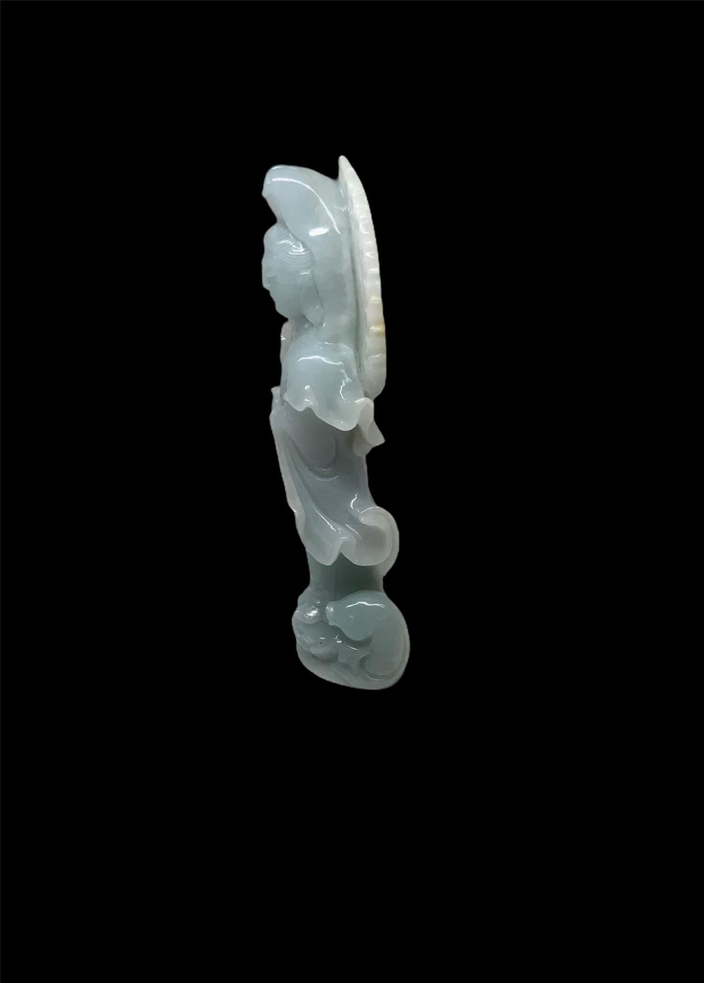 Sculpté à la main Petite sculpture en jade d'opaline lavande sculptée Guan Yin en vente