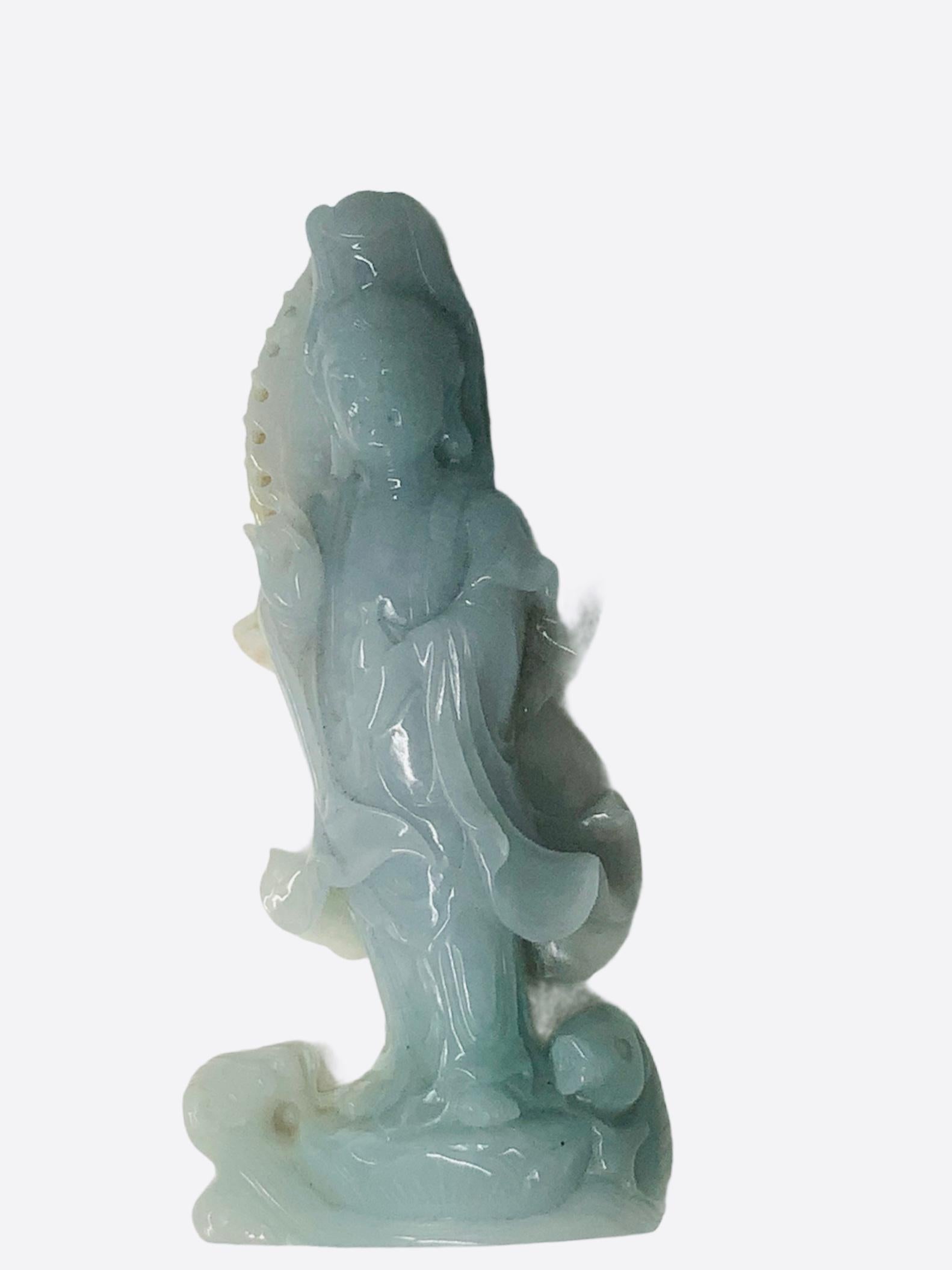 20ième siècle Petite sculpture en jade d'opaline lavande sculptée Guan Yin en vente