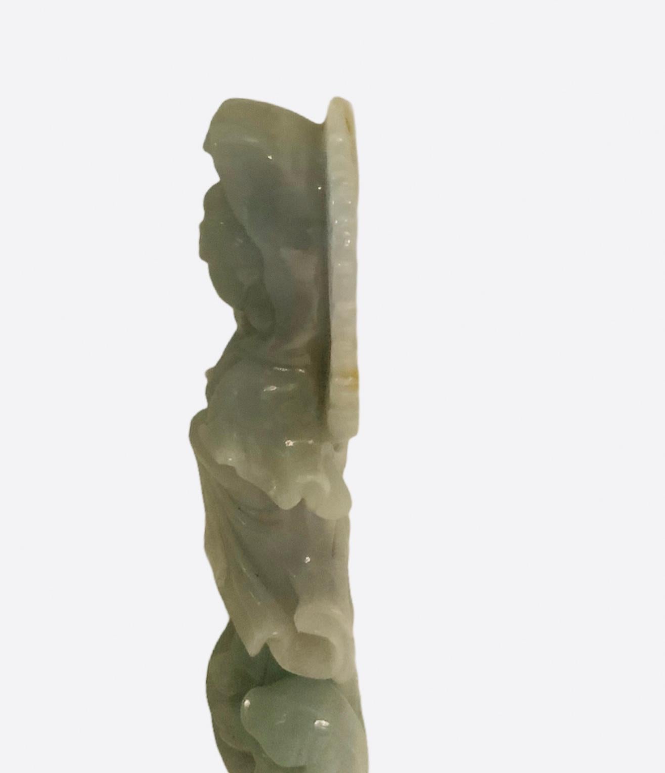 Jade Petite sculpture en jade d'opaline lavande sculptée Guan Yin en vente