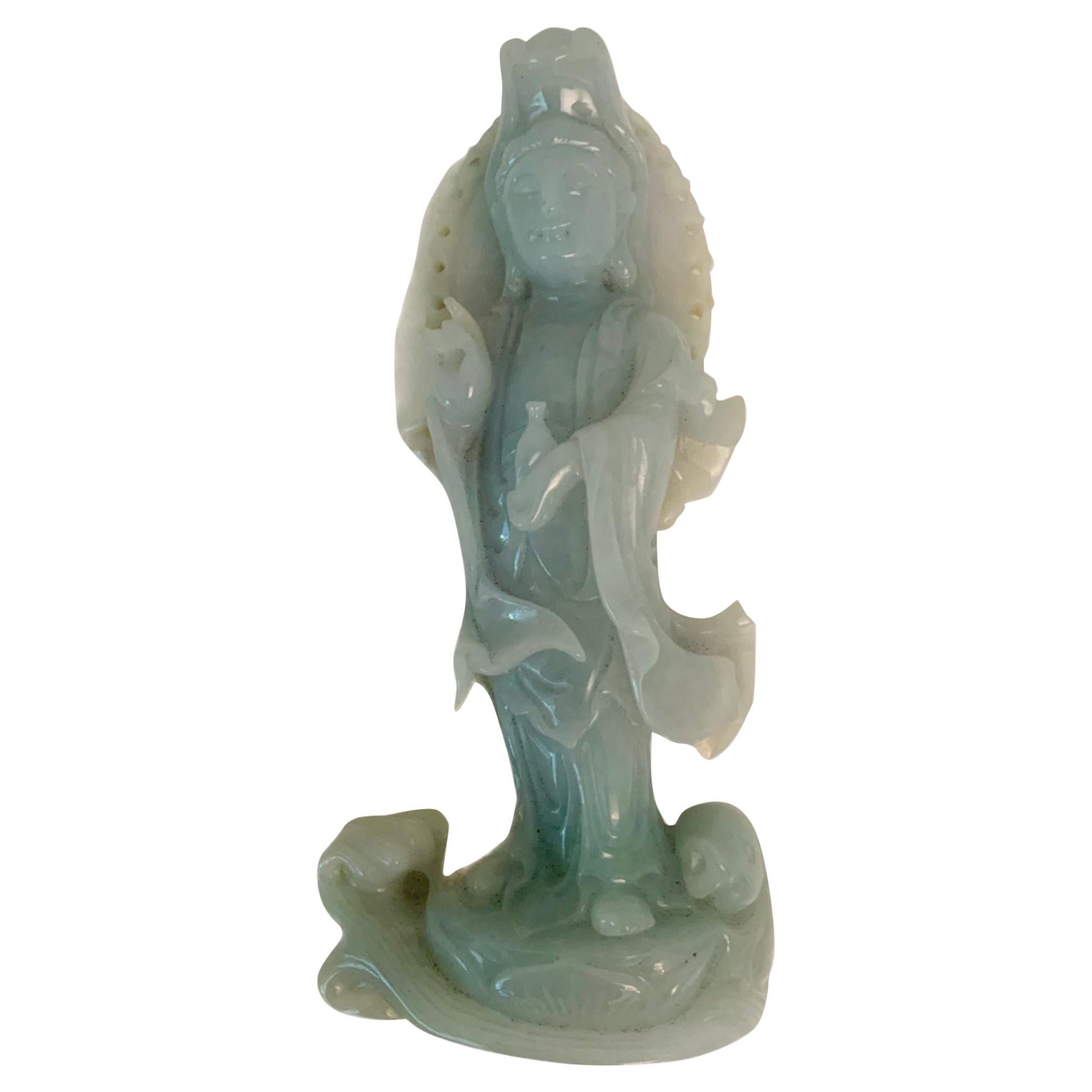 Petite sculpture en jade d'opaline lavande sculptée Guan Yin