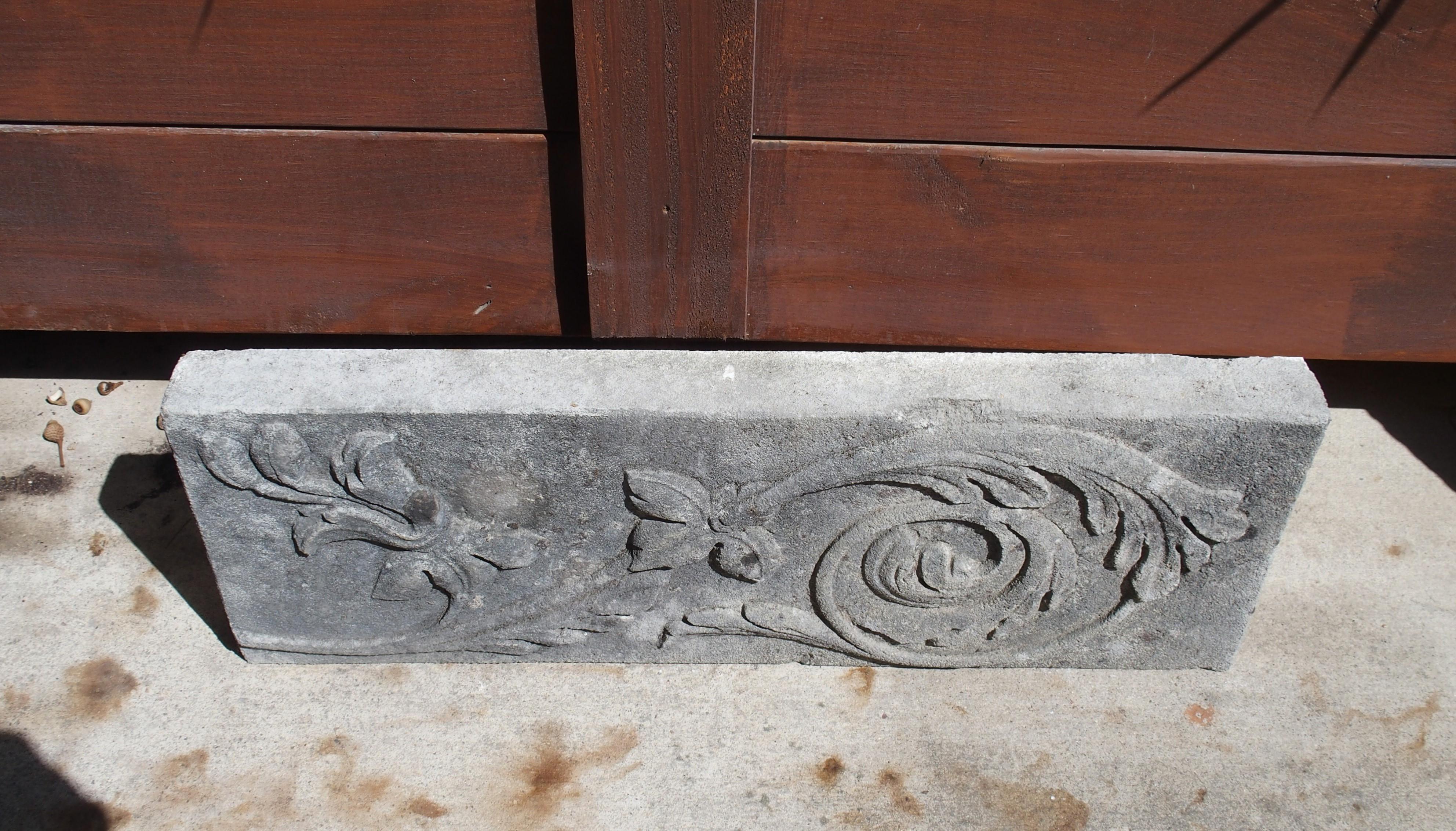 Petite plaque en bas-relief en pierre calcaire sculptée d'Italie Bon état - En vente à Dallas, TX