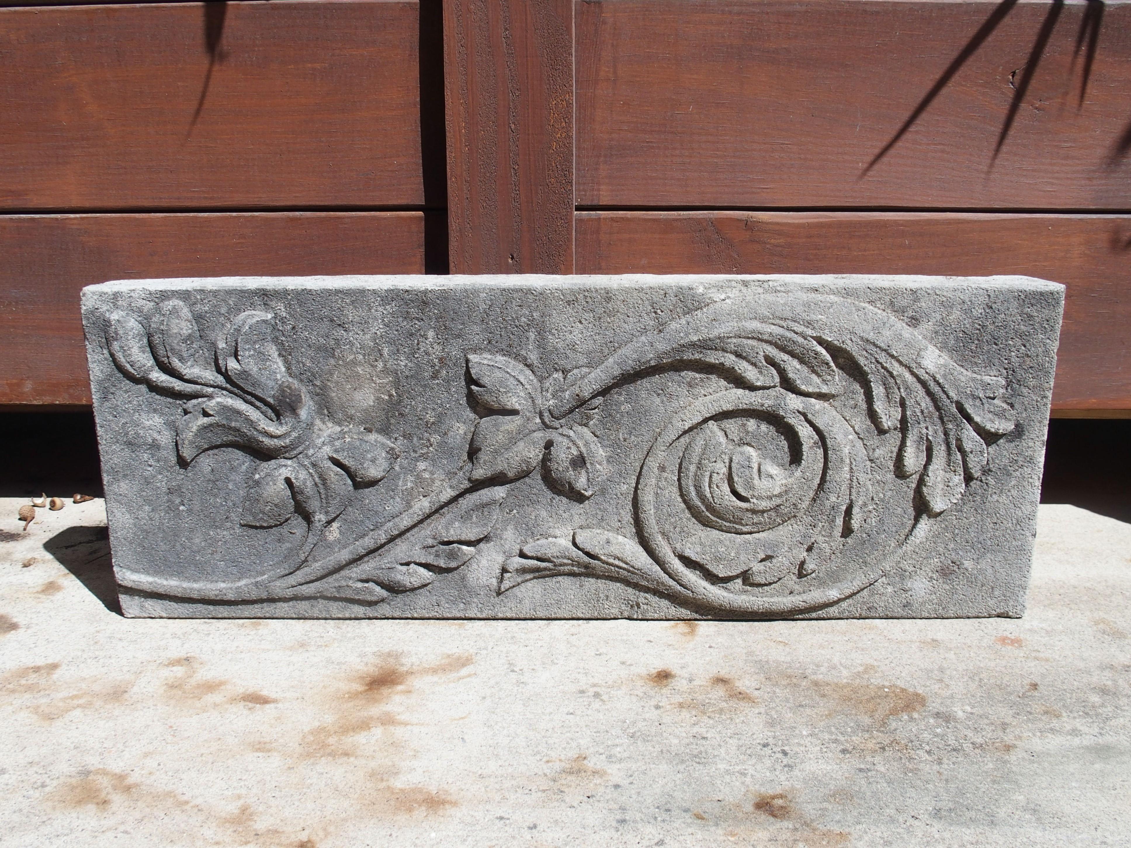 Petite plaque en bas-relief en pierre calcaire sculptée d'Italie en vente 1