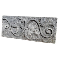 Petite plaque en bas-relief en pierre calcaire sculptée d'Italie