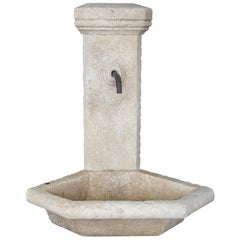 Petite fontaine d'angle en pierre calcaire sculptée de Provence:: France