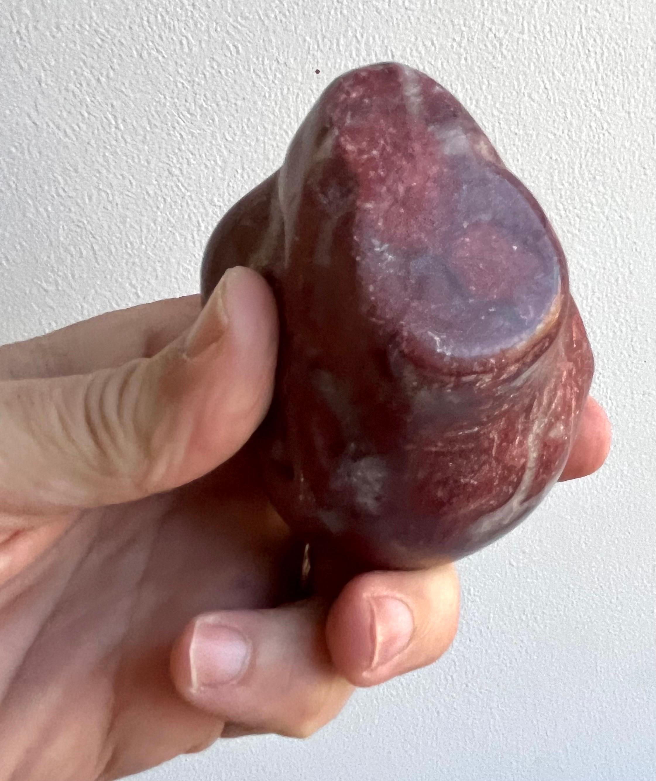 Kleiner geschnitzter Marmorbriefbeschwerer mit Alienkopf, Künstler unbekannt im Angebot 3