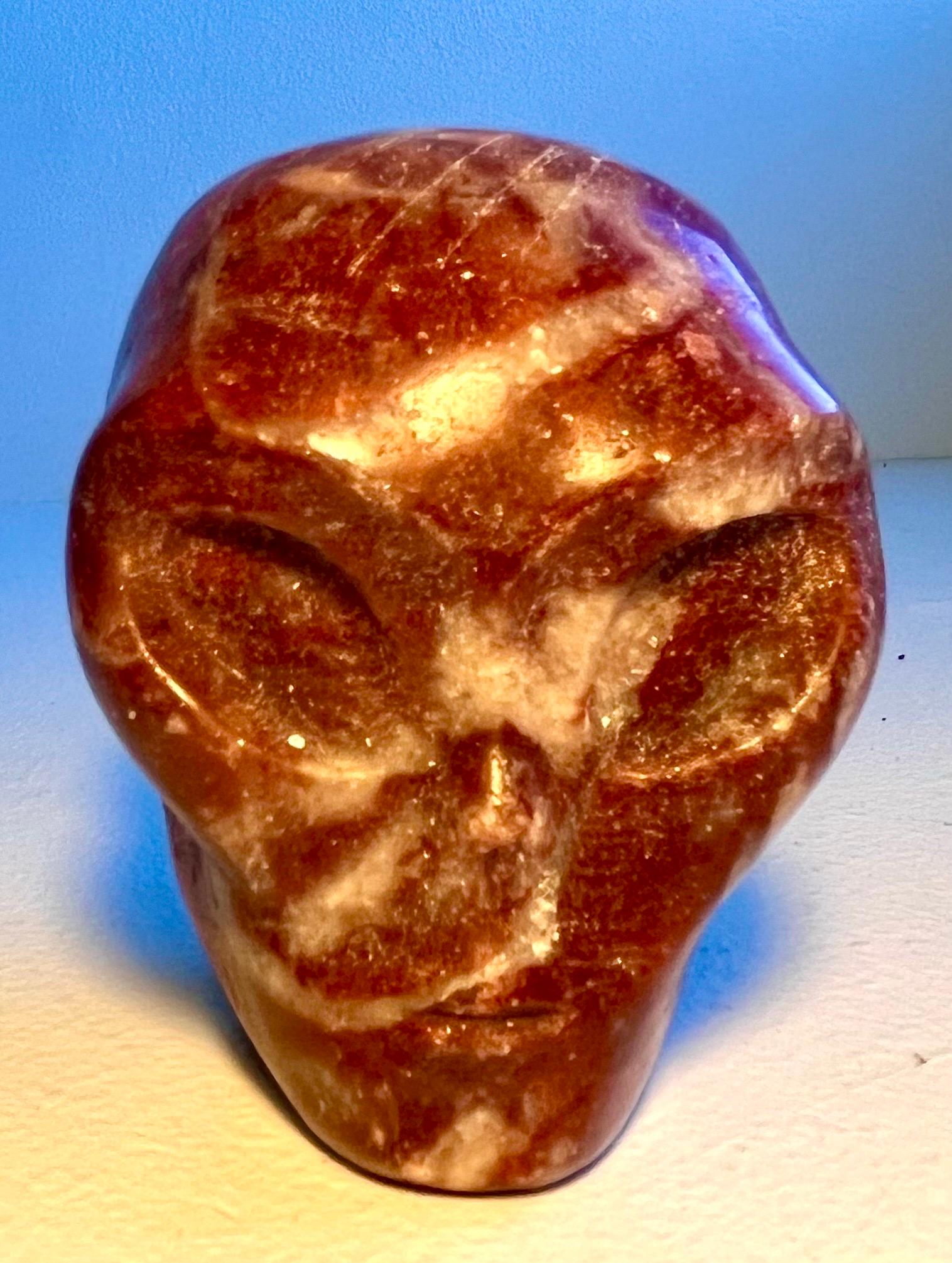 Kleiner geschnitzter Marmorbriefbeschwerer mit Alienkopf, Künstler unbekannt im Angebot 4