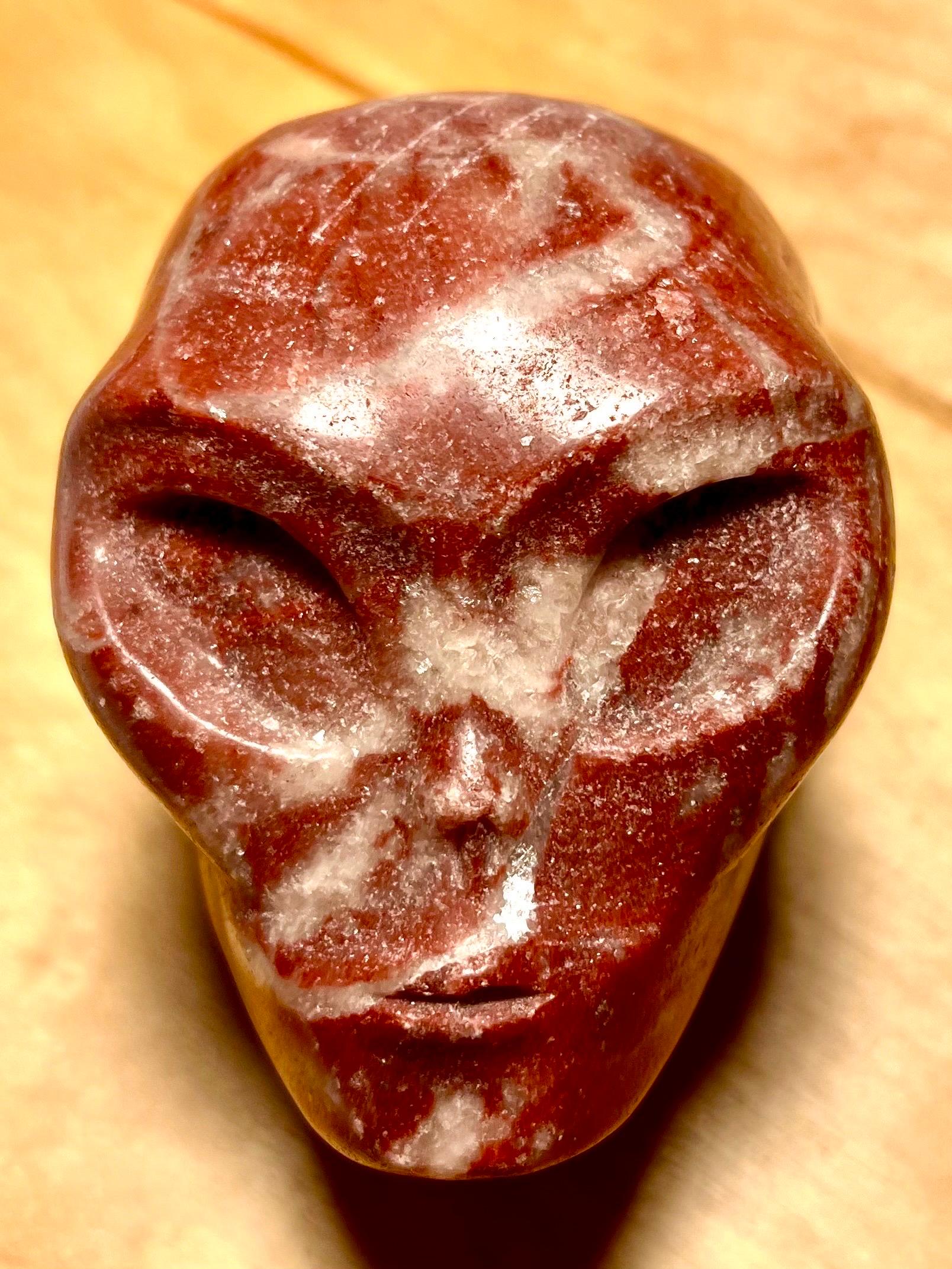 Kleiner geschnitzter Marmor Alienkopf Briefbeschwerer
Künstler unbekannt
Ritsona Roter Marmor

