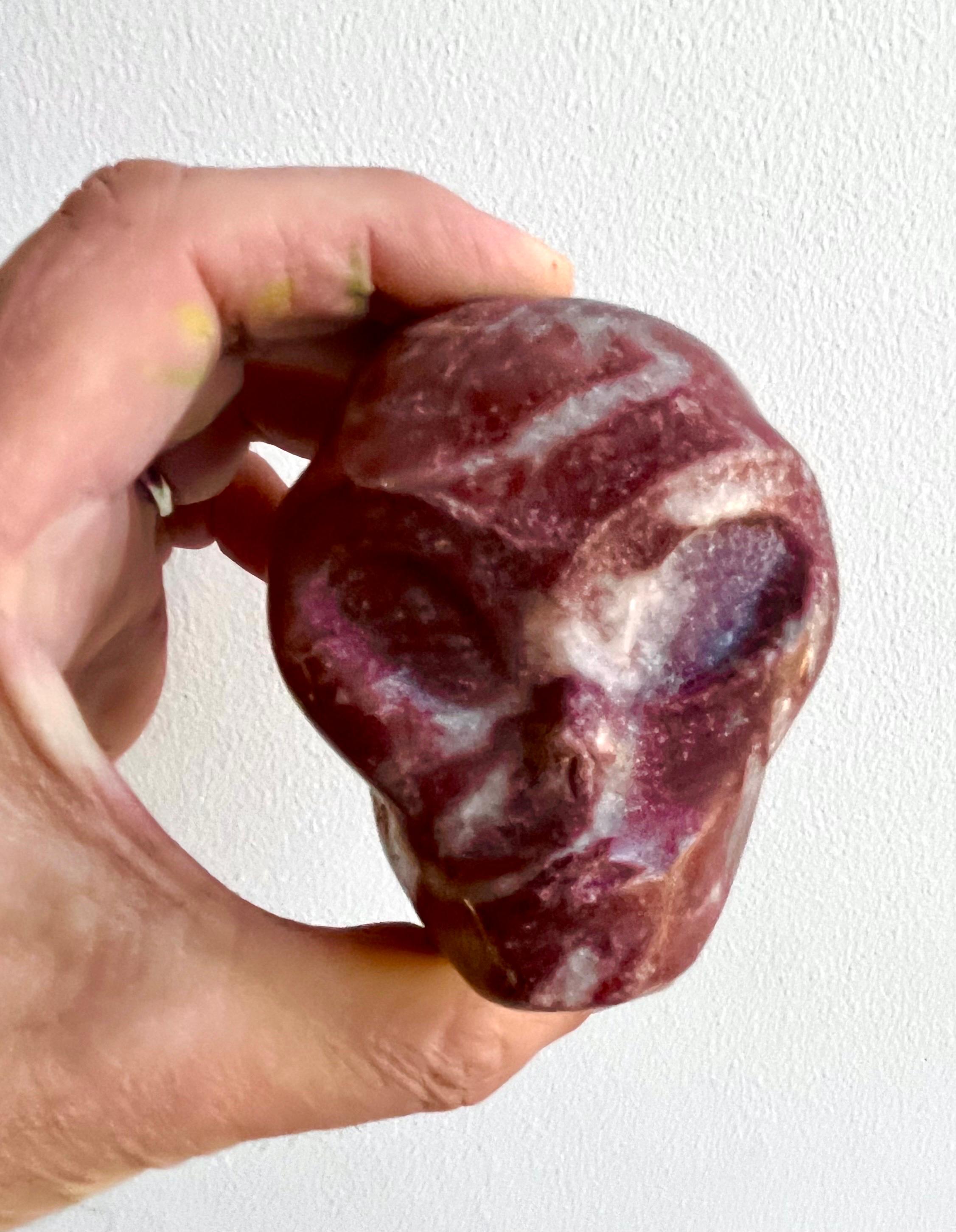 Kleiner geschnitzter Marmorbriefbeschwerer mit Alienkopf, Künstler unbekannt (Moderne der Mitte des Jahrhunderts) im Angebot