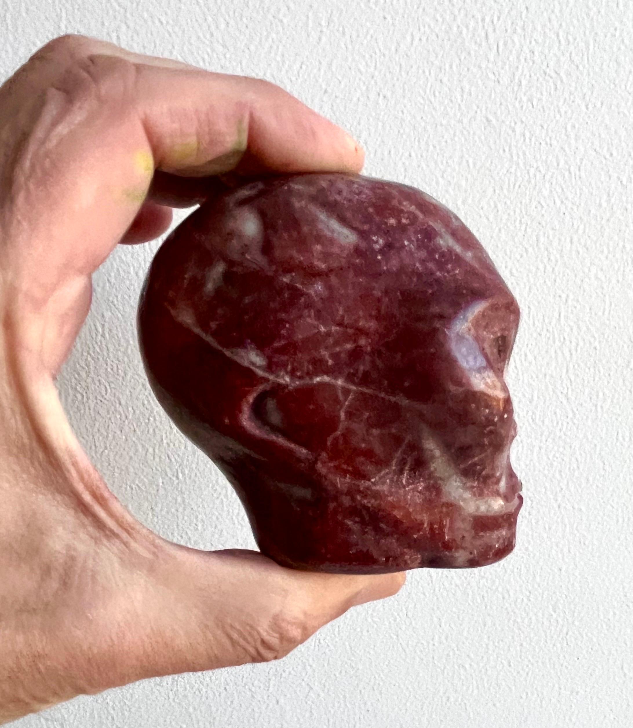 Kleiner geschnitzter Marmorbriefbeschwerer mit Alienkopf, Künstler unbekannt (amerikanisch) im Angebot