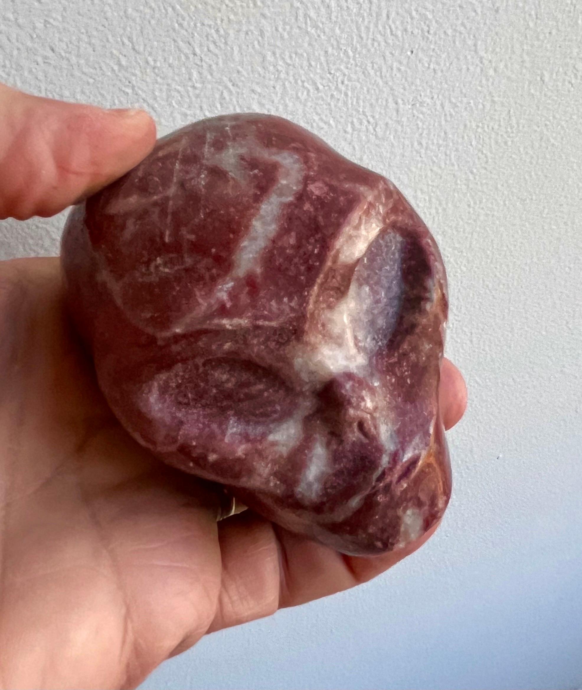 Kleiner geschnitzter Marmorbriefbeschwerer mit Alienkopf, Künstler unbekannt (Geschnitzt) im Angebot