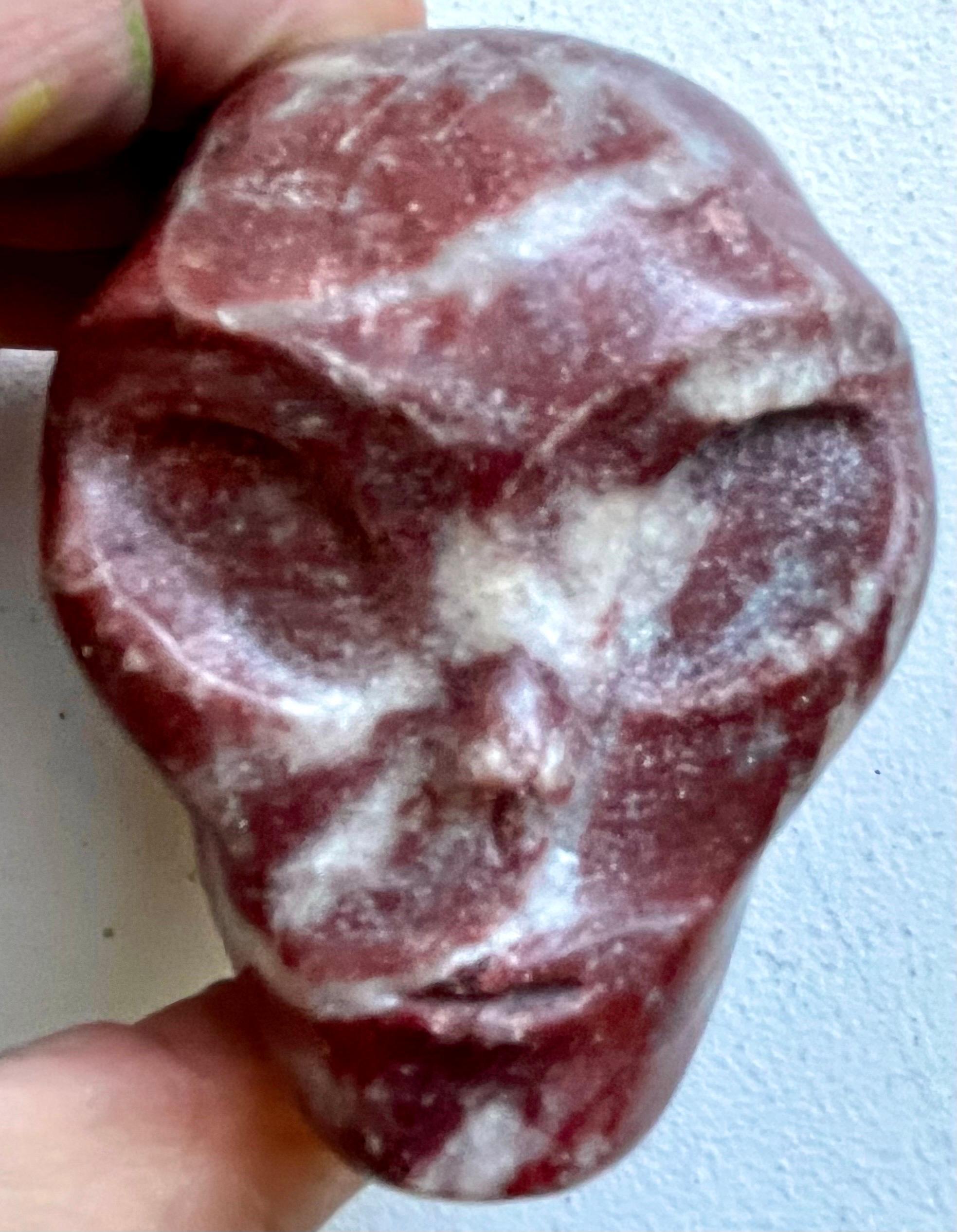 Kleiner geschnitzter Marmorbriefbeschwerer mit Alienkopf, Künstler unbekannt im Zustand „Gut“ im Angebot in Philadelphia, PA