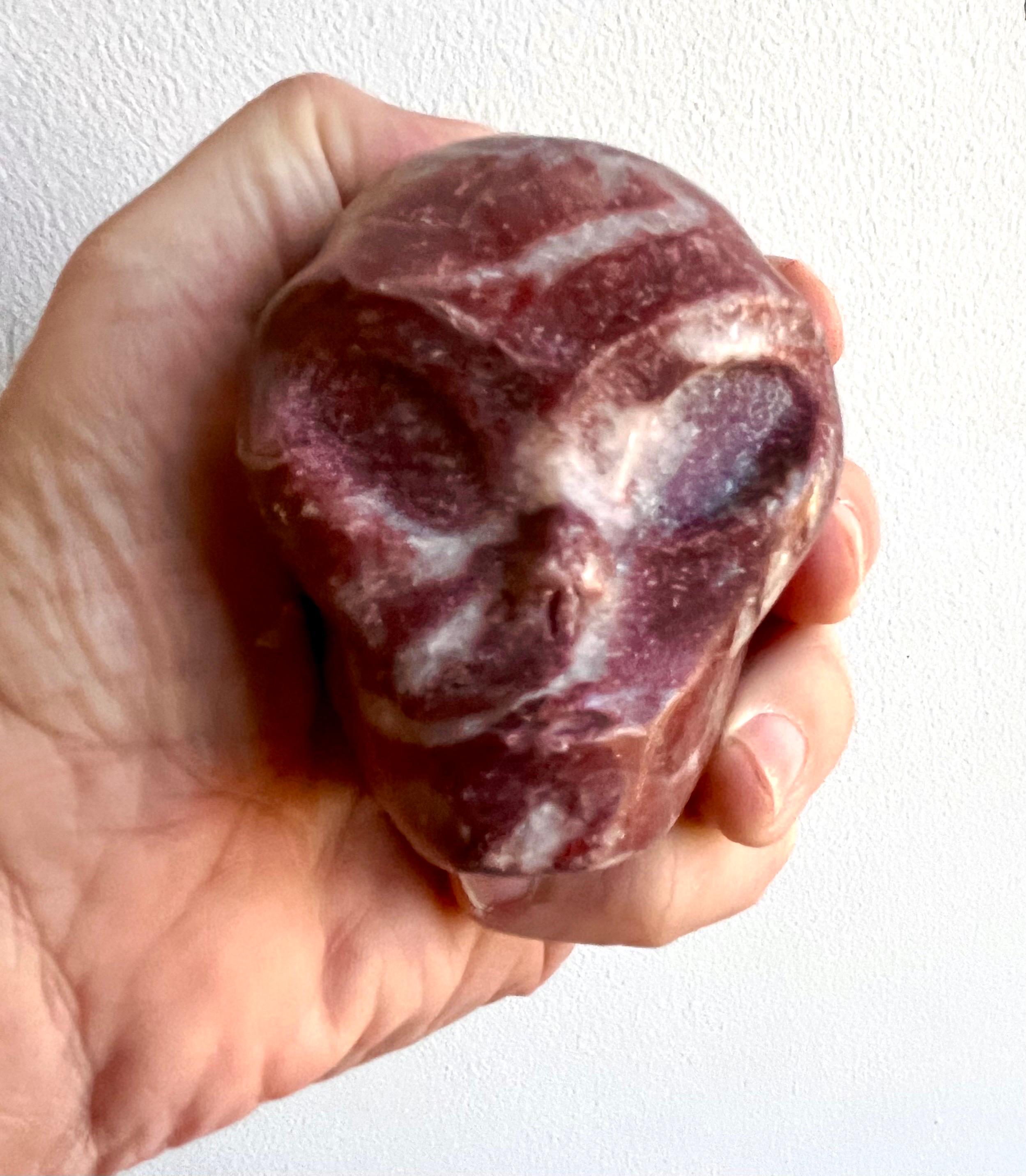 Kleiner geschnitzter Marmorbriefbeschwerer mit Alienkopf, Künstler unbekannt (19. Jahrhundert) im Angebot