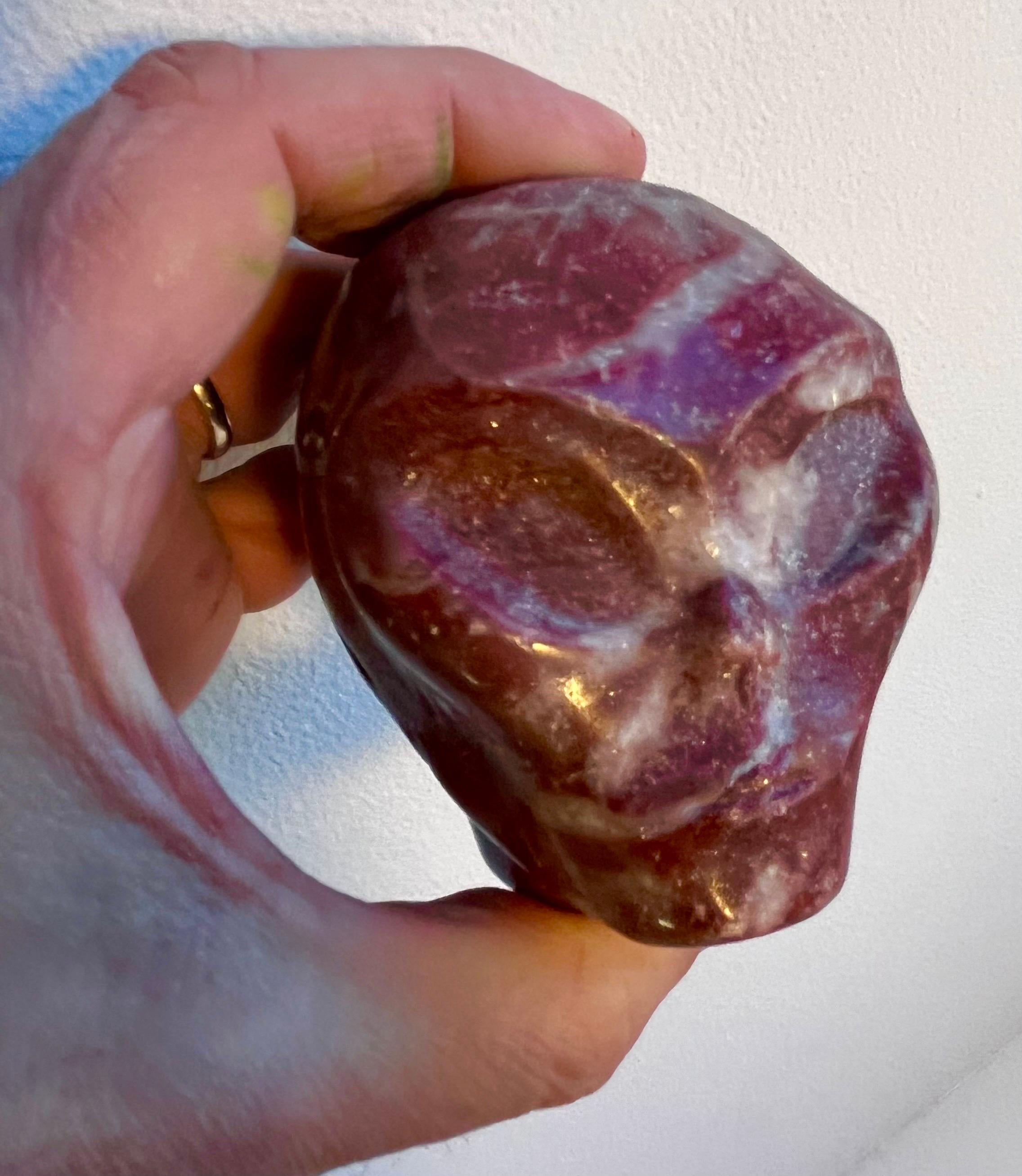 Kleiner geschnitzter Marmorbriefbeschwerer mit Alienkopf, Künstler unbekannt im Angebot 1